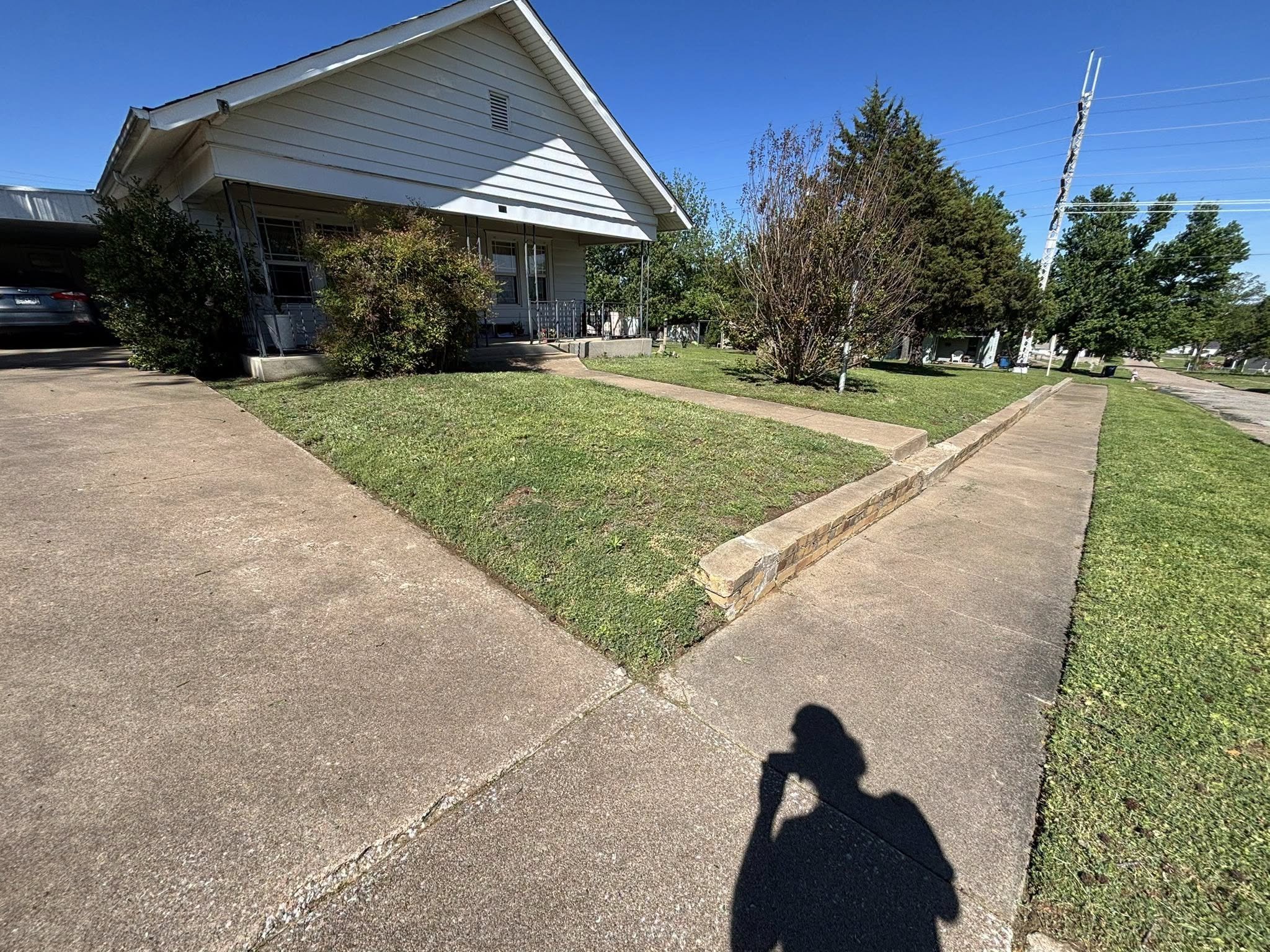 Corner lot mowing and detail work performed in Drumright, OK, leaving crisp edges and a well-kept appearance.
