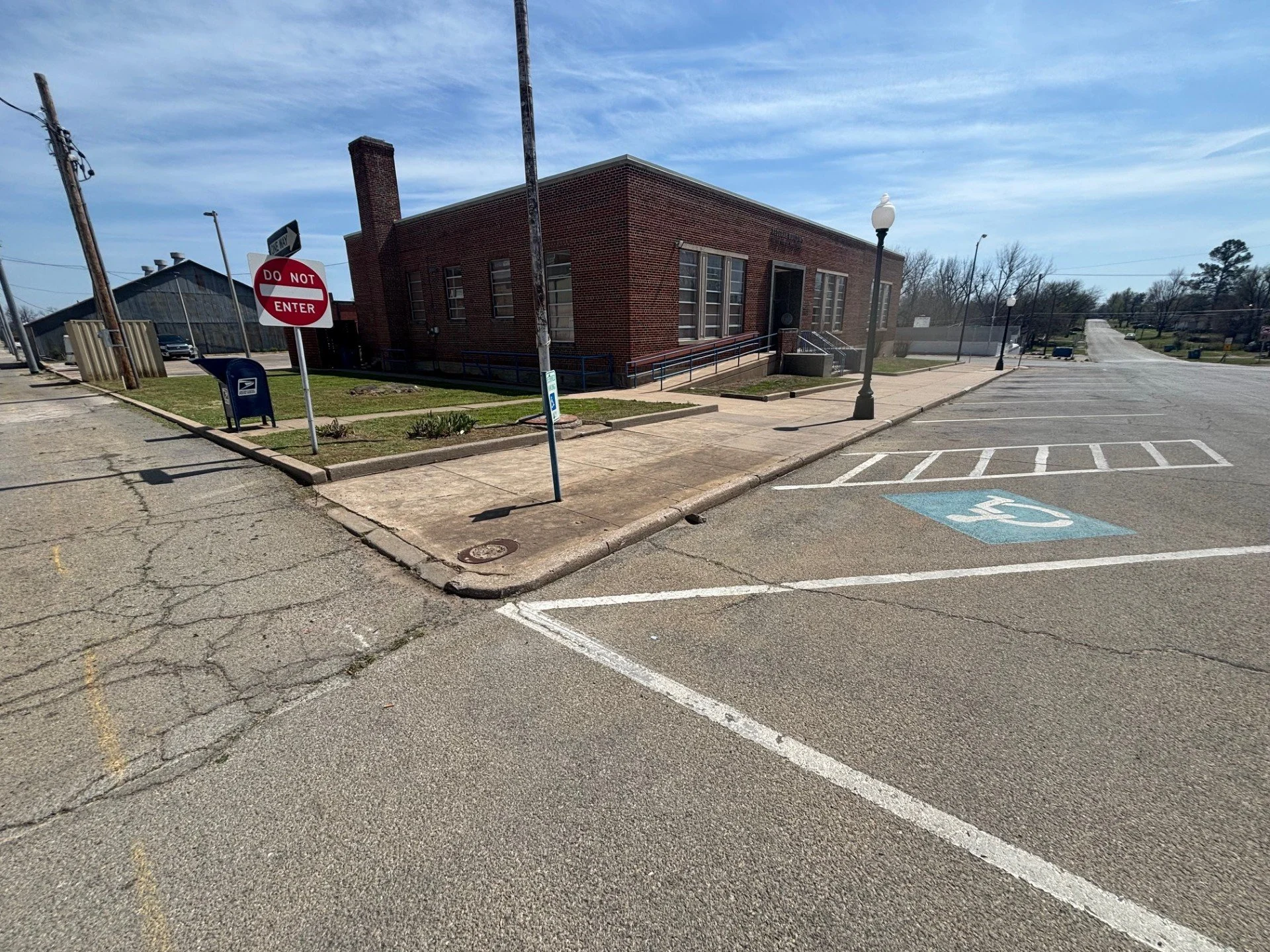 Lawn edging service in Cushing, Oklahoma – clean sidewalk and curb edges at post office property