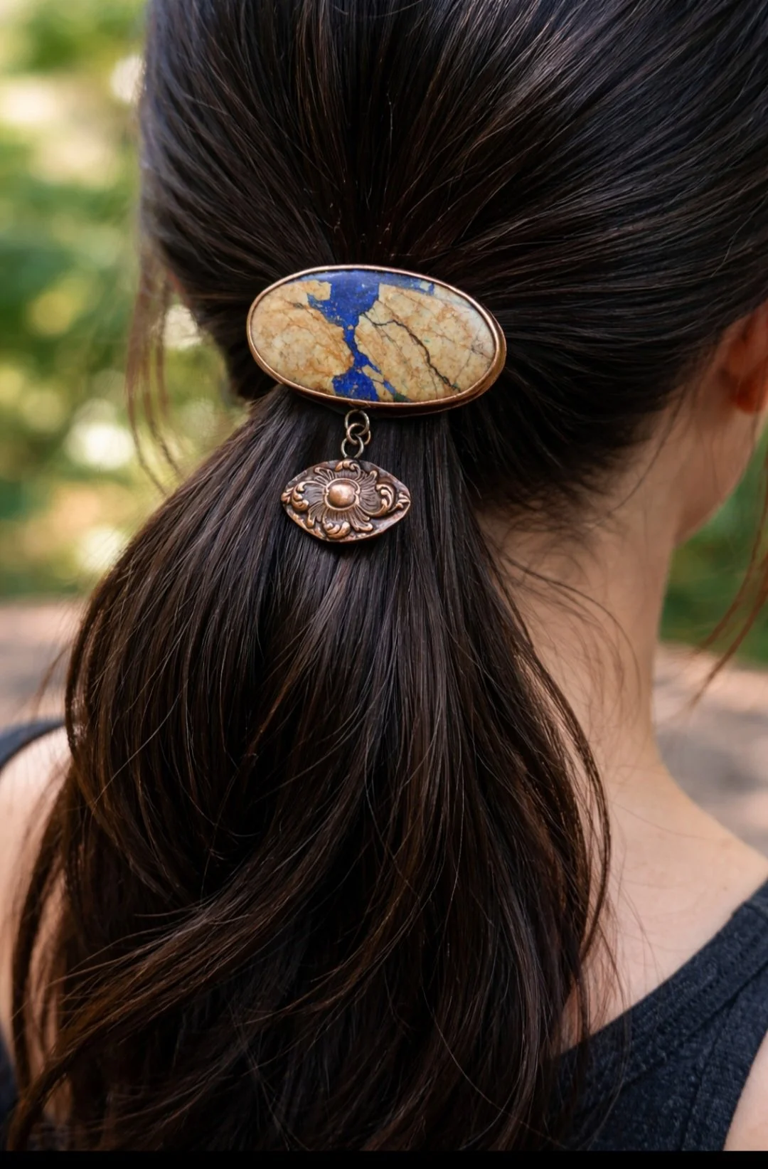 Azurite AI brunnette.jpg