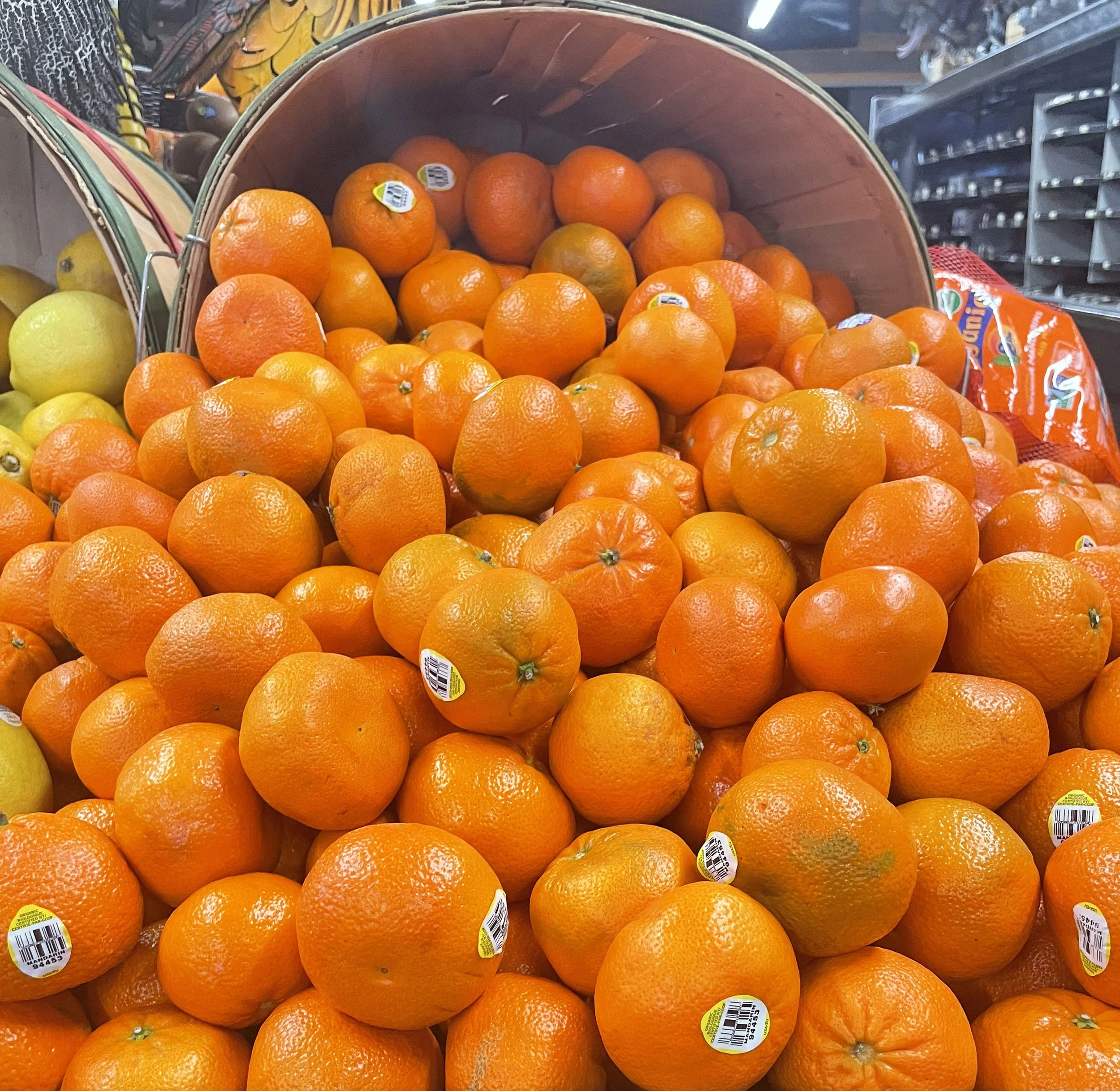 Display organic mandarin oranges.