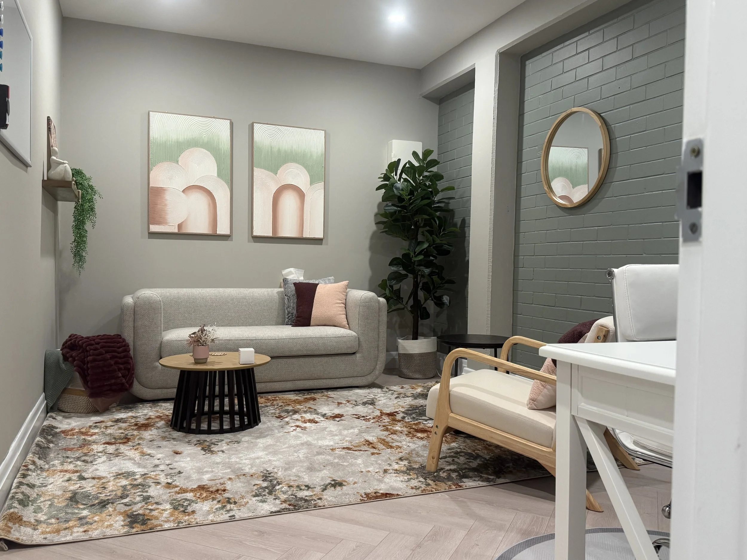 Clinic room with adjustable lighting