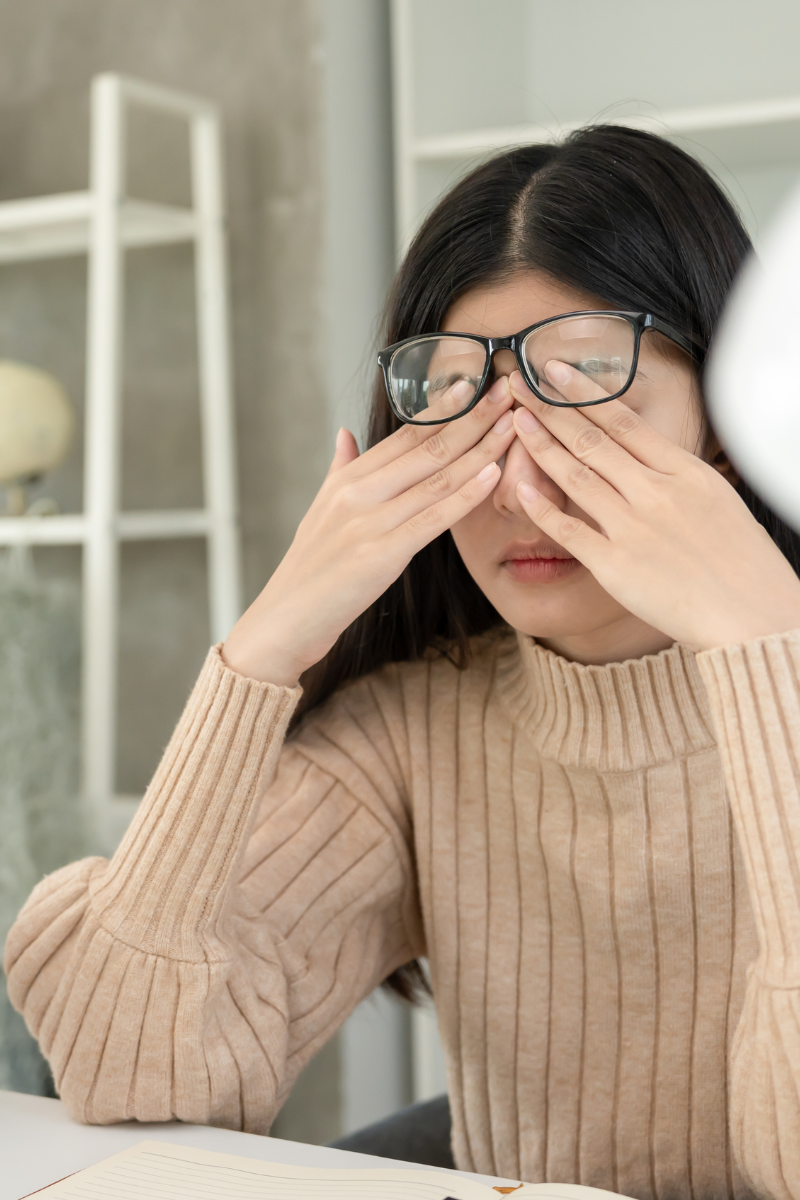 girl experiencing symptoms of anxiety