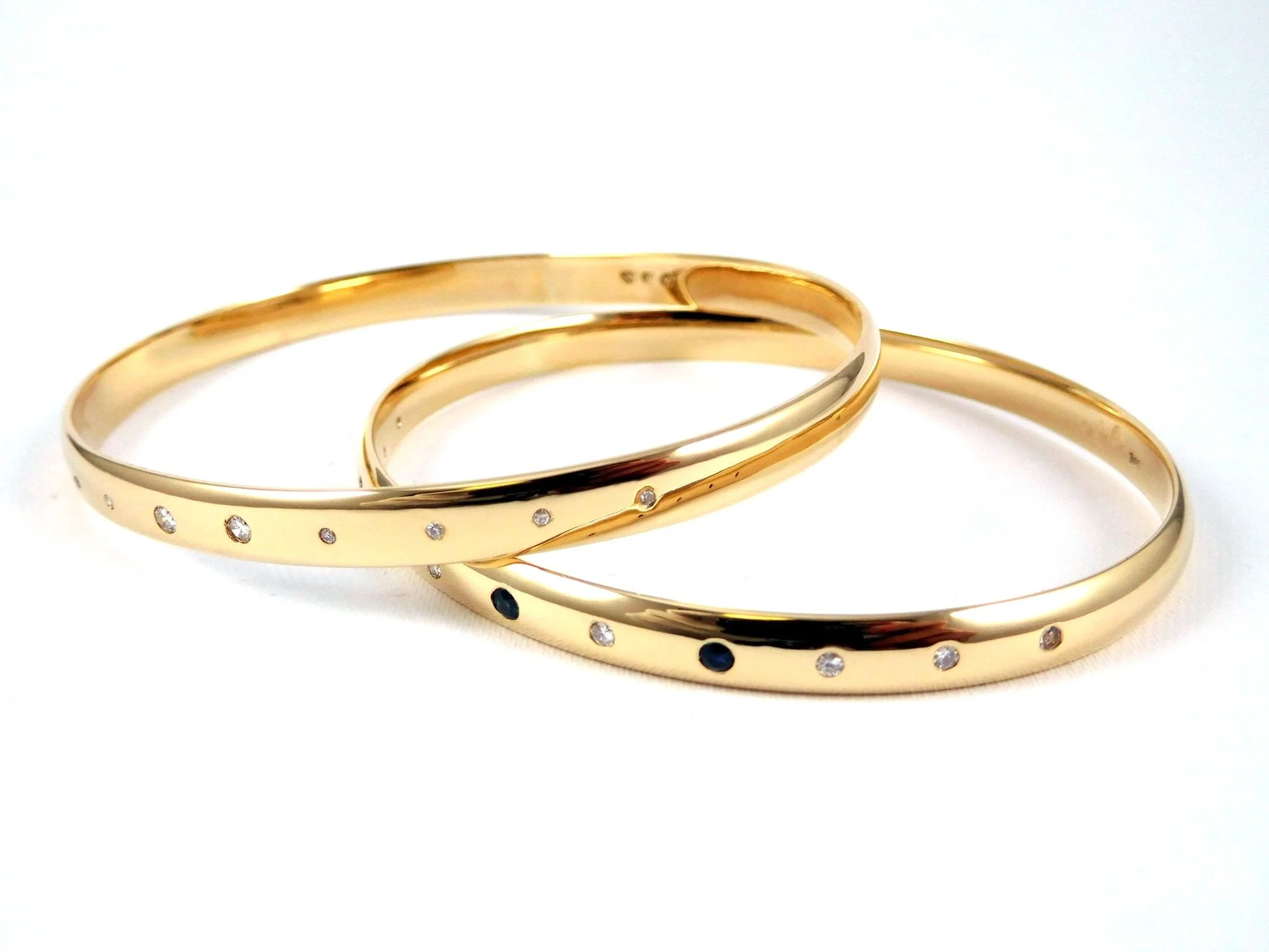 Gold bangles embedded small diamonds
