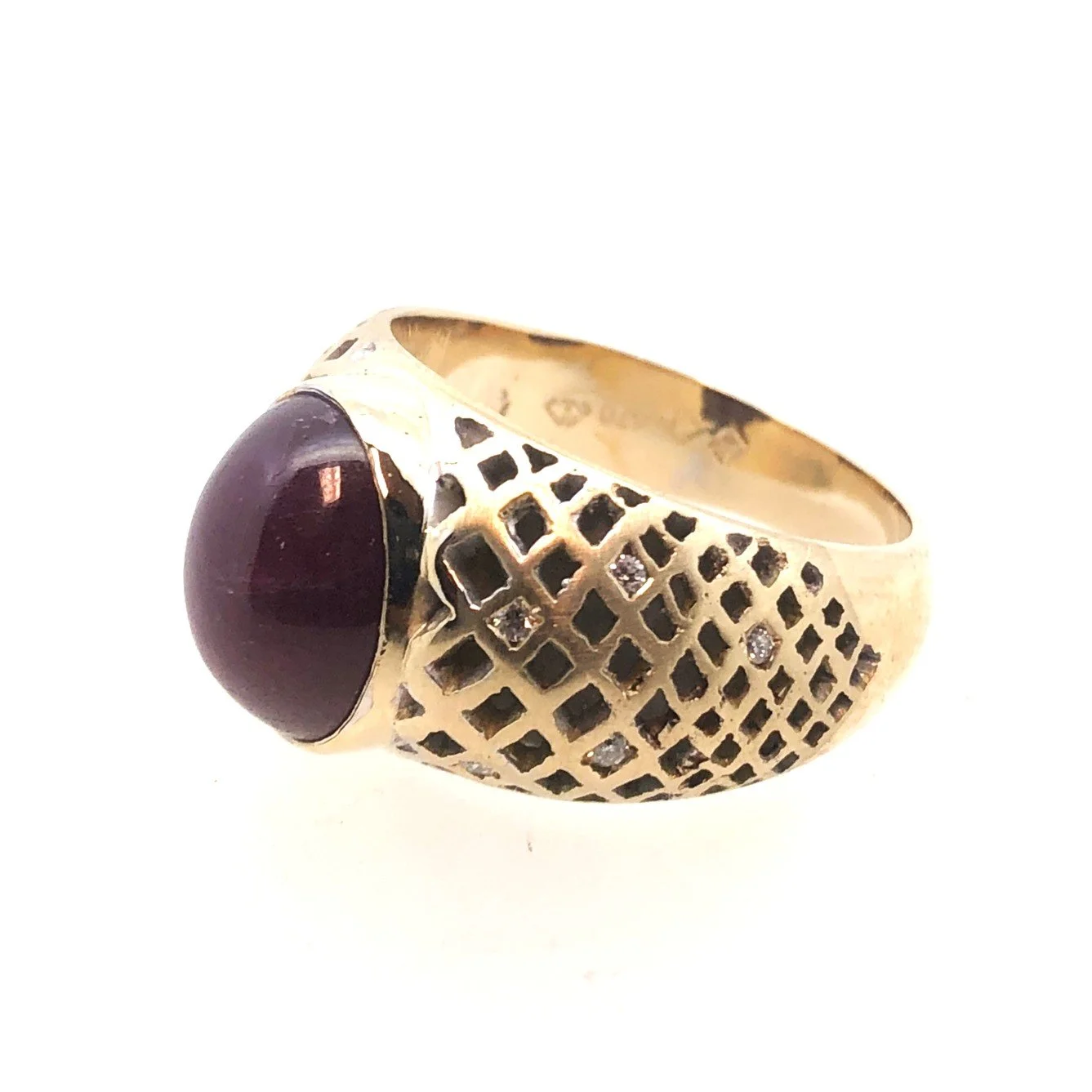 Hand-pierced yellow gold ring with inherited oval star ruby and diamond accents