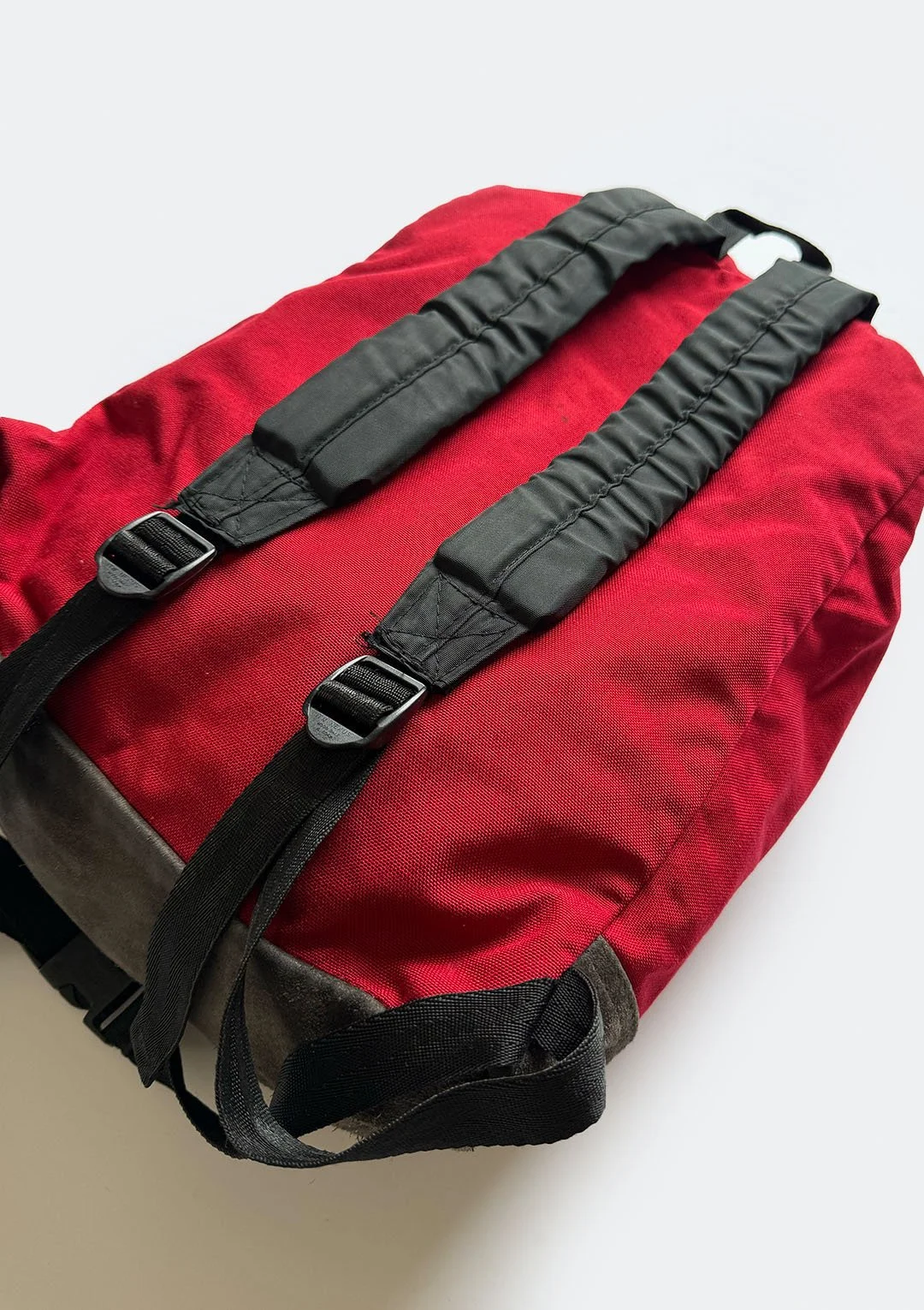 red_trager_backpack_07.jpg