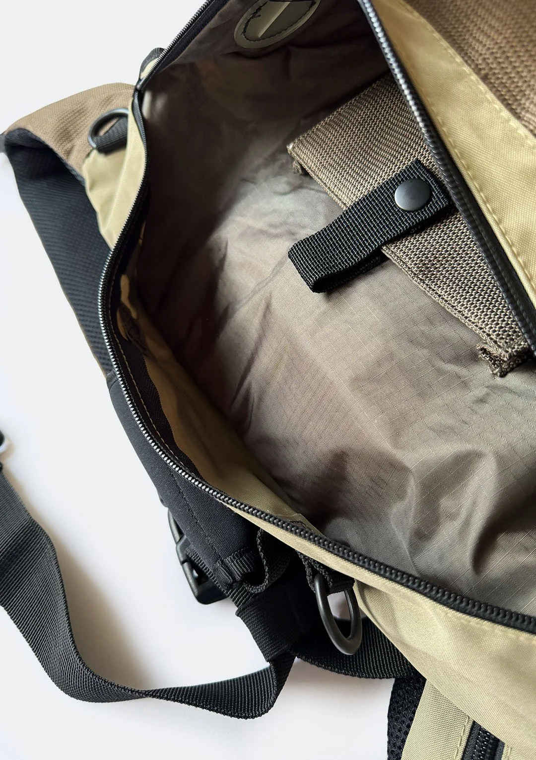 gap_khaki_sling_08.jpg