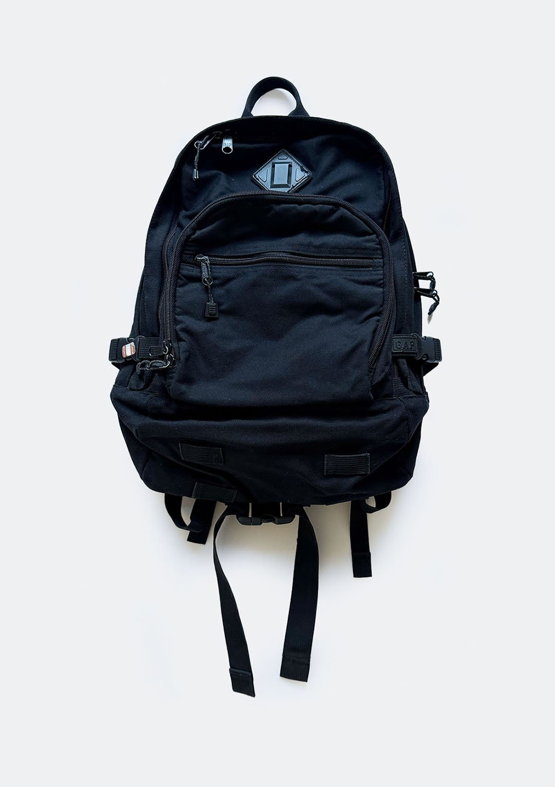 gap_black_backpack_01.jpg