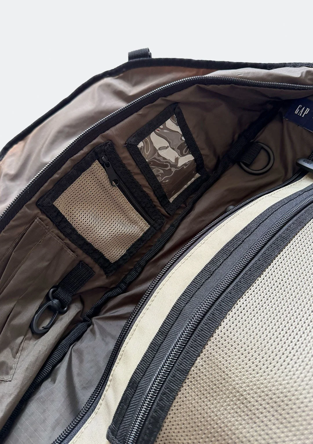 gap_khaki_sling_09.jpg
