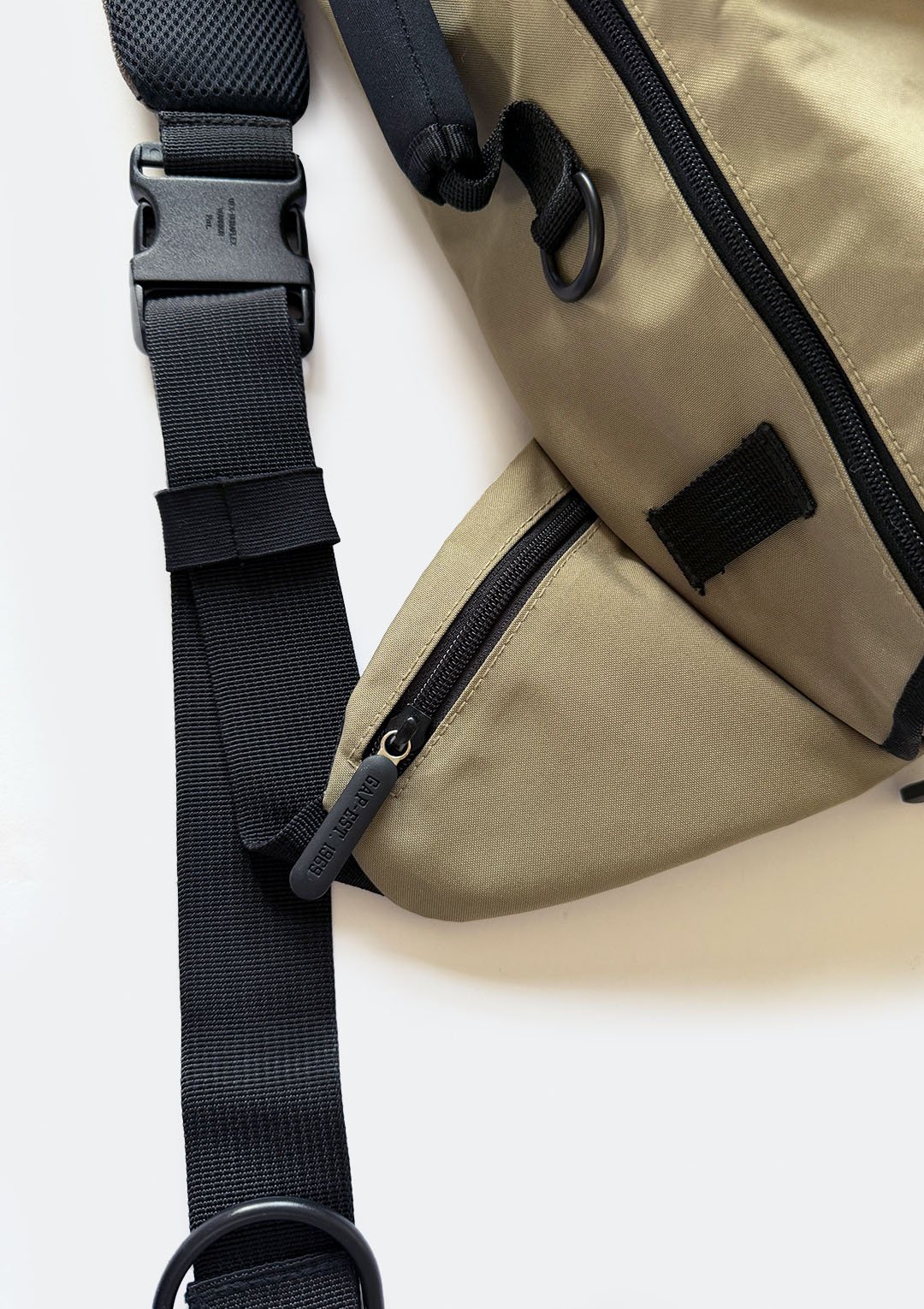 gap_khaki_sling_13.jpg