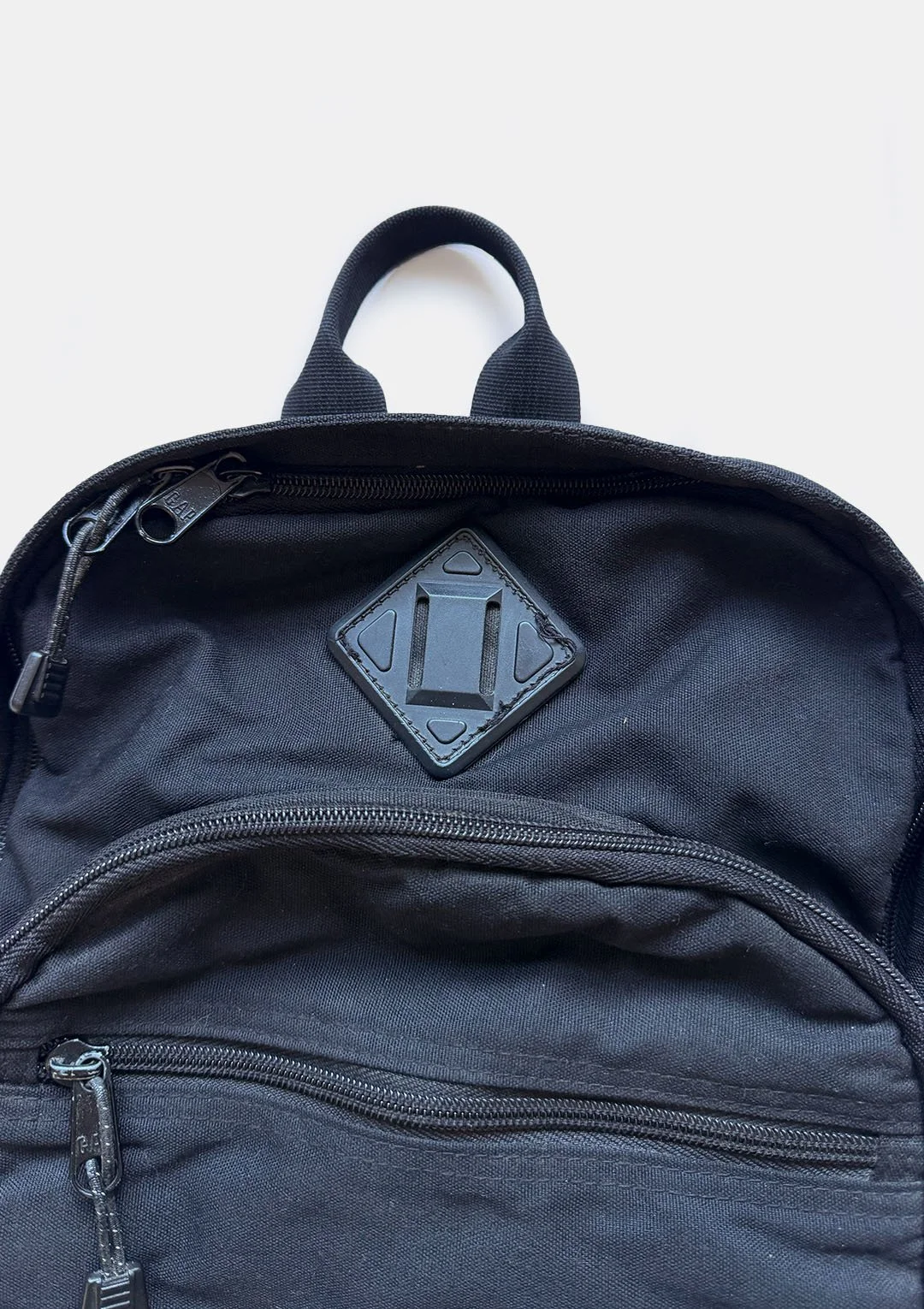 gap_black_backpack_04.jpg