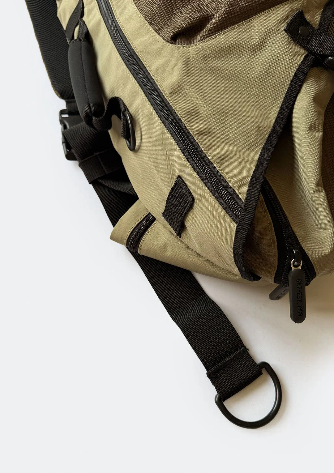 gap_khaki_sling_05.jpg