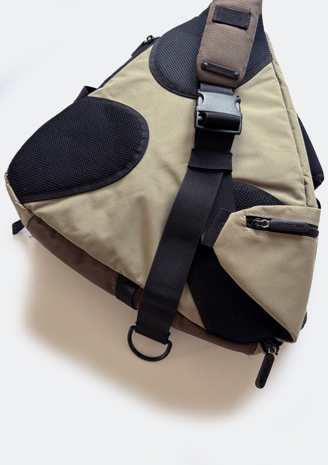 gap_khaki_sling_14.jpg