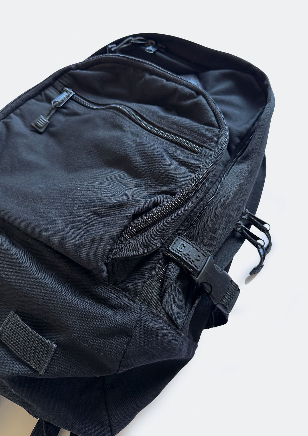 gap_black_backpack_03.jpg
