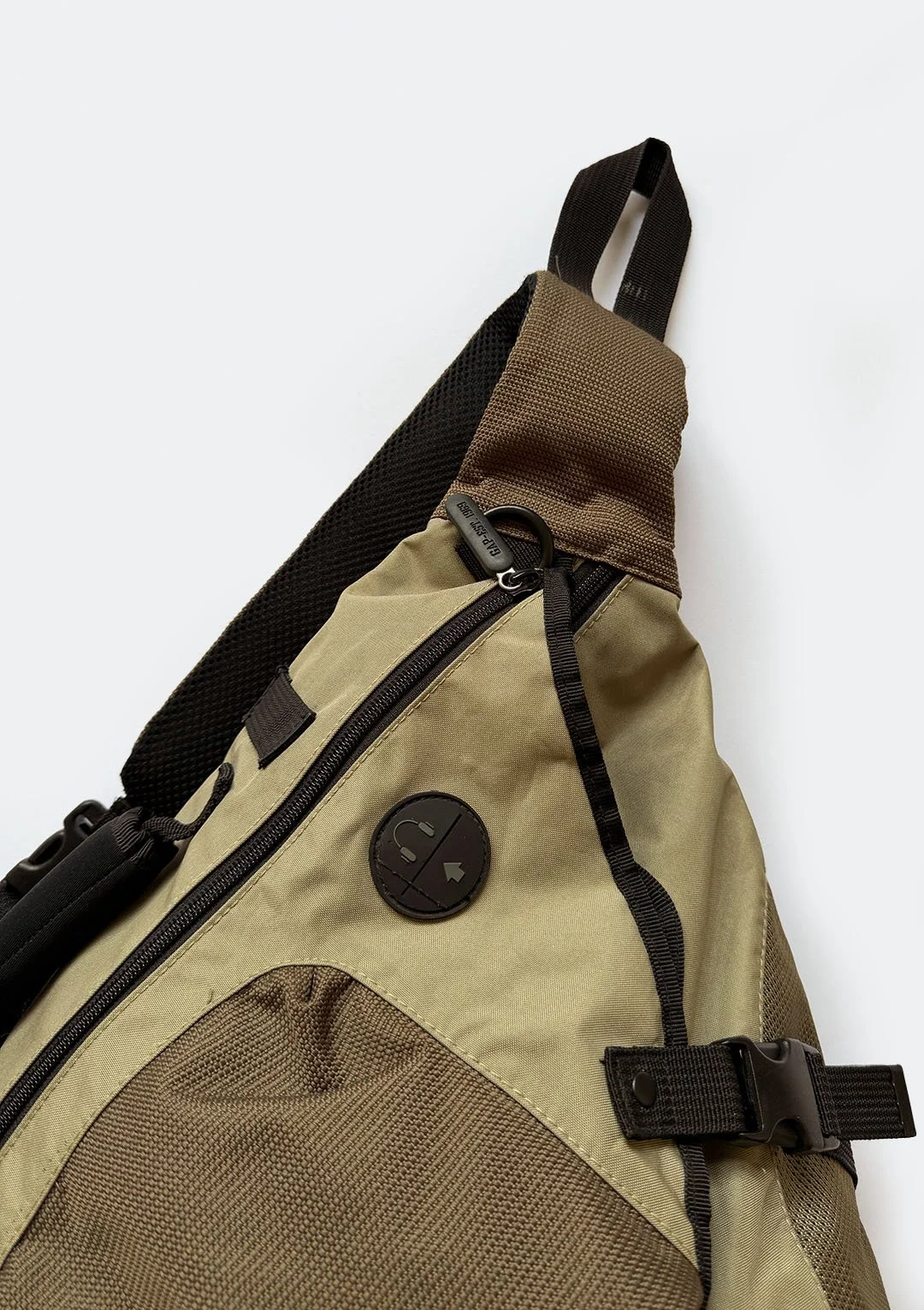 gap_khaki_sling_04.jpg