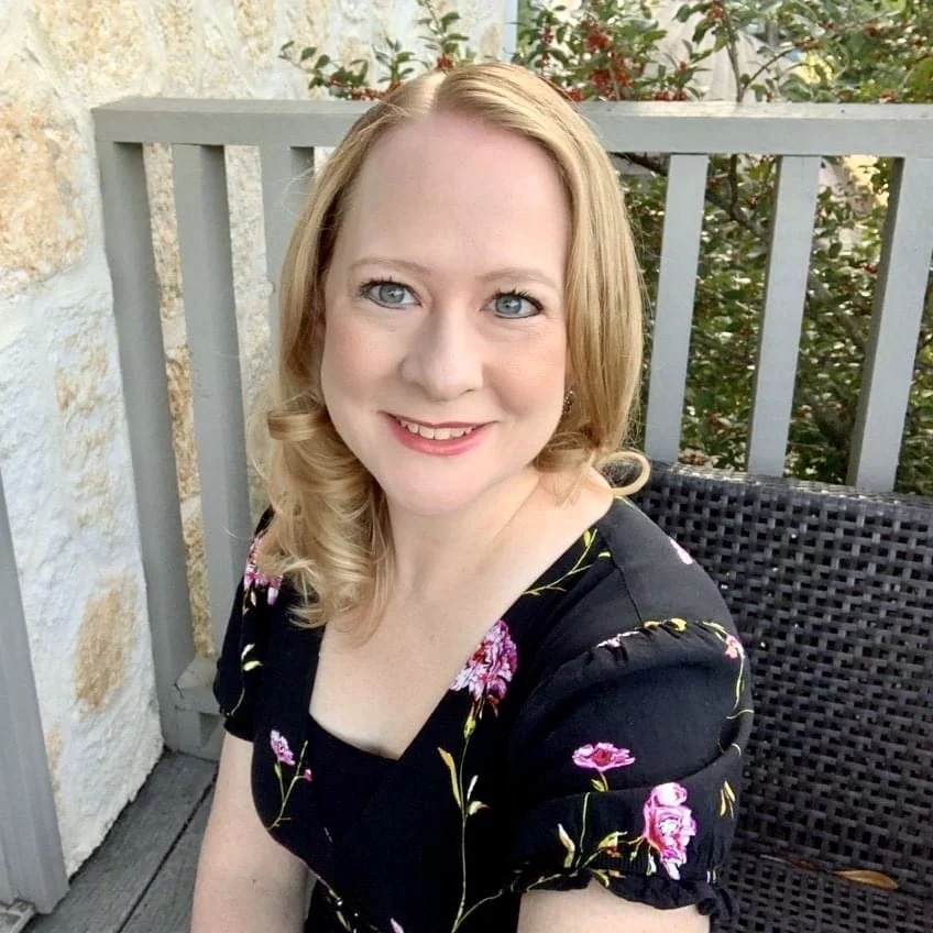Headshot of therapist Lisa Olinger smiling. Individual relational trauma, family estrangement, and sex therapy specialist in Ann Arbor Michigan.