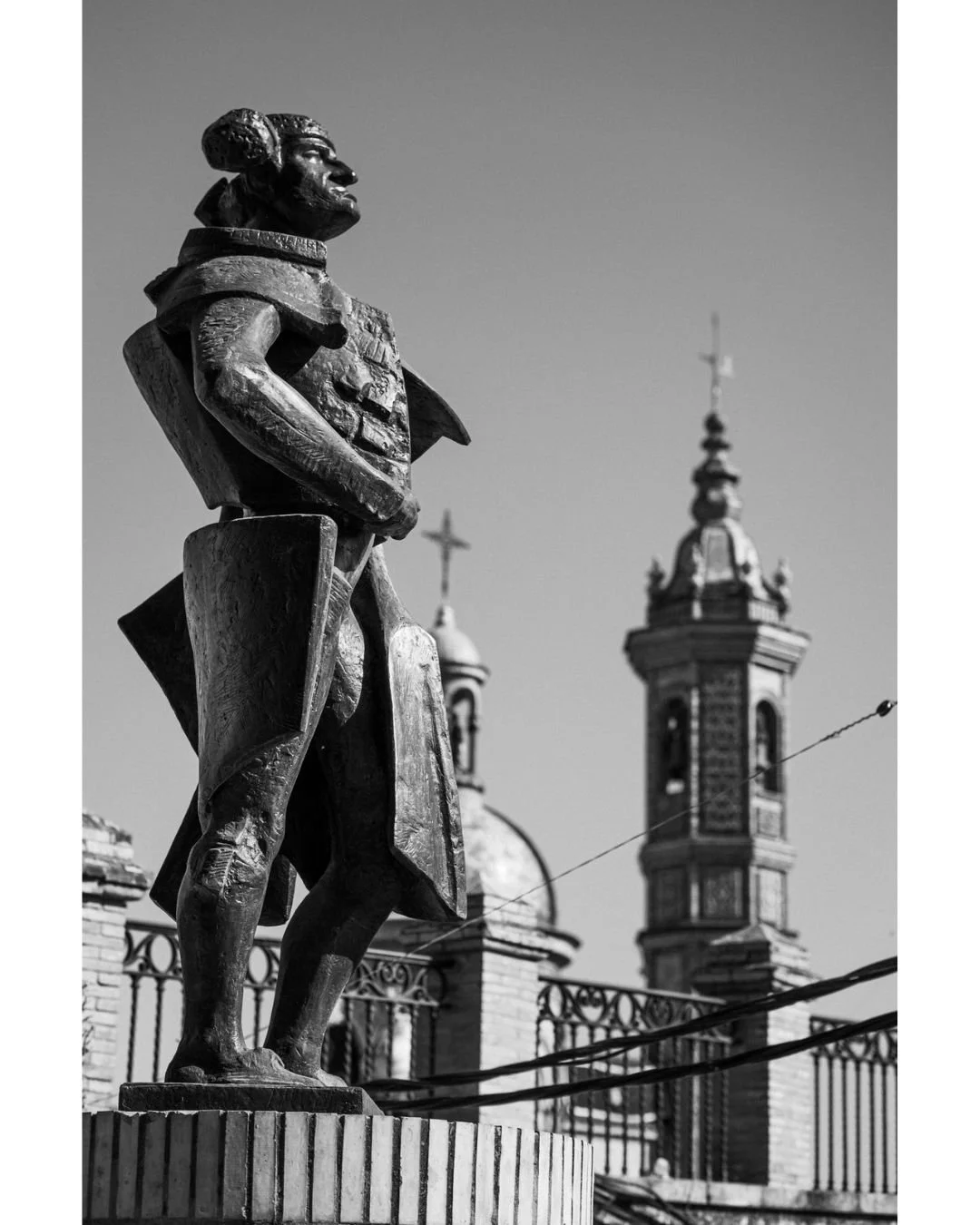 The gaze of Seville. The iconic profile of Juan Belmonte, a historical figure, presiding over the city where ancient towers meet the realities of the modern urban world.

La mirada de Sevilla. El perfil ic&oacute;nico de Juan Belmonte, una figura his
