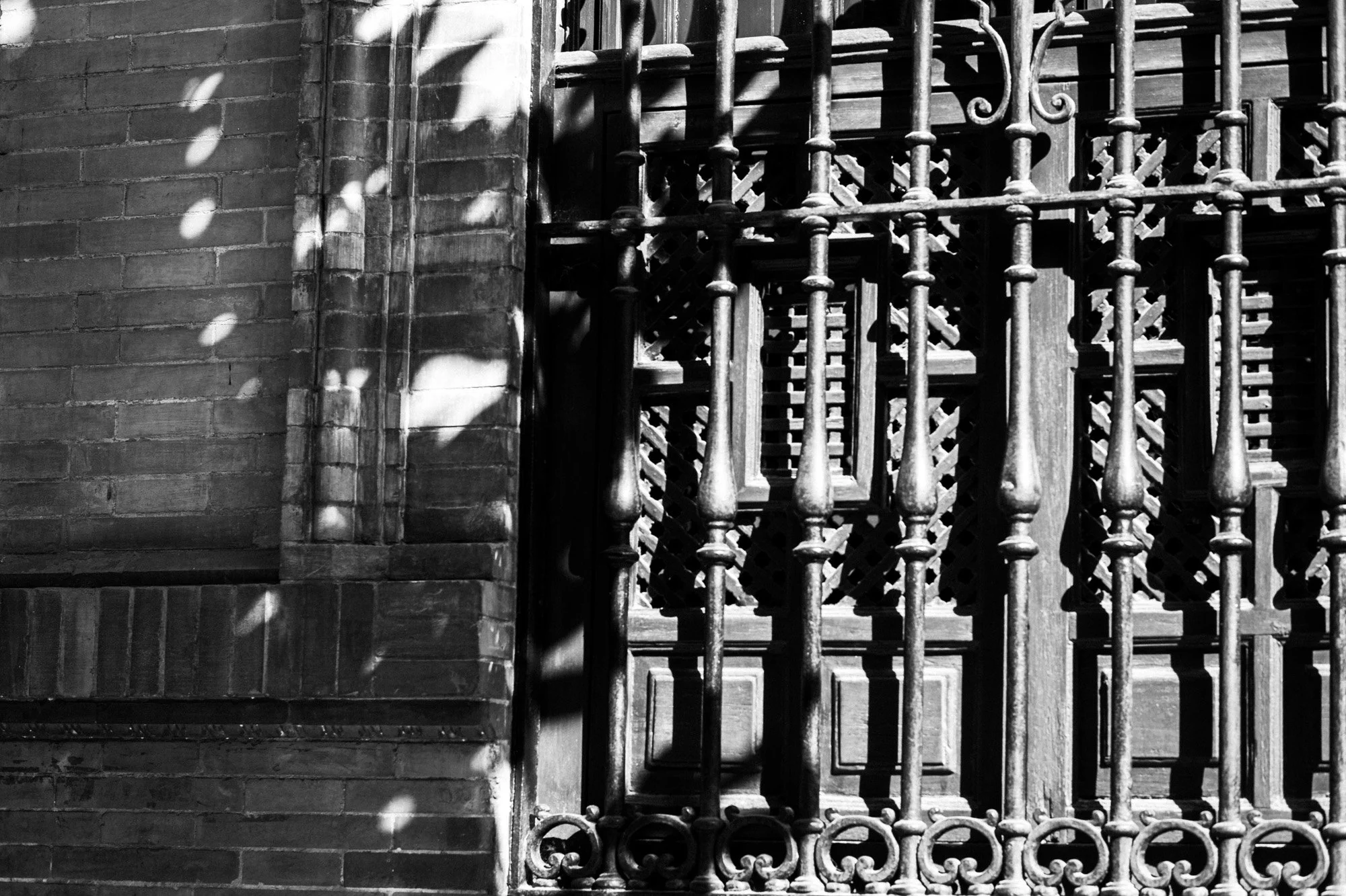 A favorite throwback from the archive: the ornate geometry of iron lace and the soft dance of light and shadow. A timeless detail from the old city.

Un recuerdo favorito del archivo: la geometr&iacute;a ornamentada del encaje de hierro y el suave ba