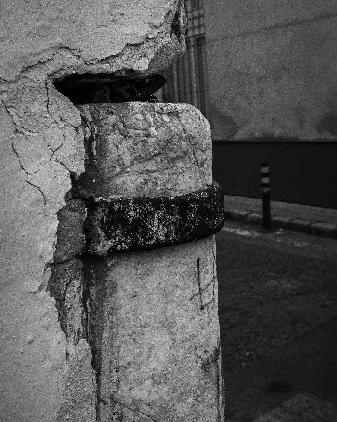 The geometry of time. Finding the beauty in the broken edges and the contrast between ancient stone and peeling paint. Every crack tells a story.

La geometr&iacute;a del tiempo. Encontrando la belleza en los bordes rotos y el contraste entre la pied
