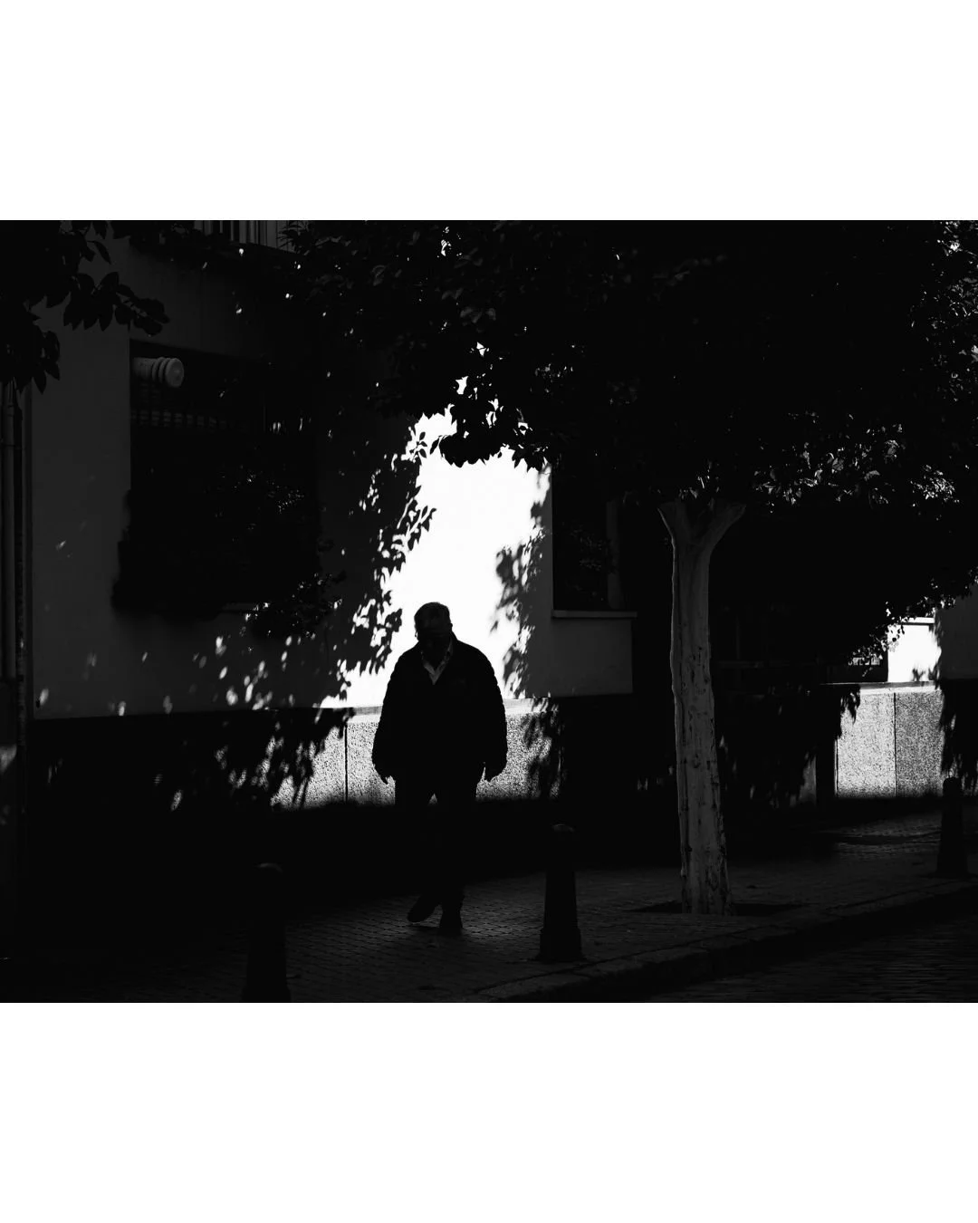 A study in silhouette. The harsh midday sun carves a figure from the deep shadows, leaving only shape and mood.

Un estudio de silueta. El duro sol del mediod&iacute;a talla una figura de las sombras profundas, dejando solo forma y ambiente.

#BlackA