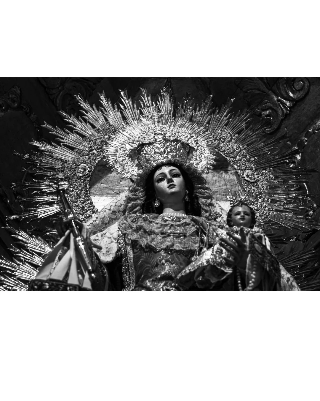 Eyes fixed upward. A dramatic close-up capturing the intense detail of devotion. Black and white heightens the texture of the crown and vestments.

Ojos fijos hacia arriba. Un primer plano dram&aacute;tico que captura el detalle intenso de la devoci&