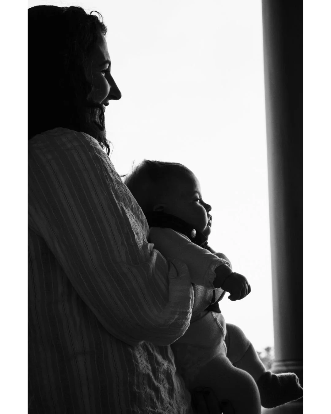 There is a quiet kind of magic in those early weeks.

No performing, no perfect poses, just holding, feeding, breathing and figuring it out together.

When I photograph families, especially in those first months, I work slowly and gently. I follow th