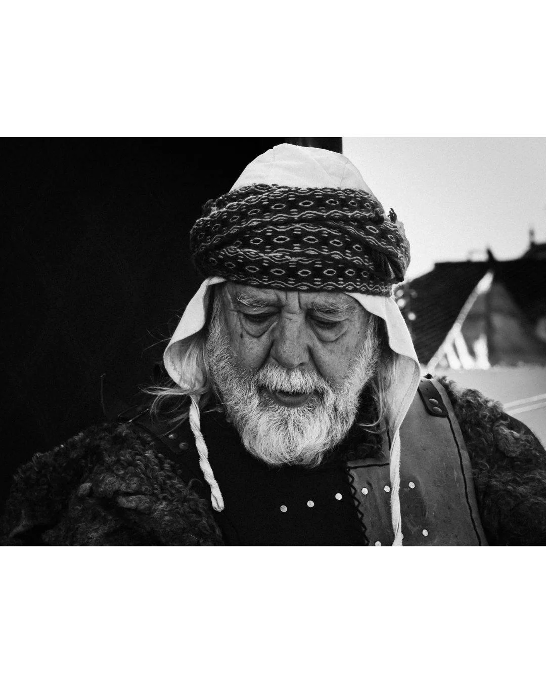 A face full of stories, wandering through a medieval fair in Gines. Some moments feel like stepping into another century.

Un rostro lleno de historias, paseando por la feria medieval de Gines. Algunos momentos parecen transportarte a otro siglo.