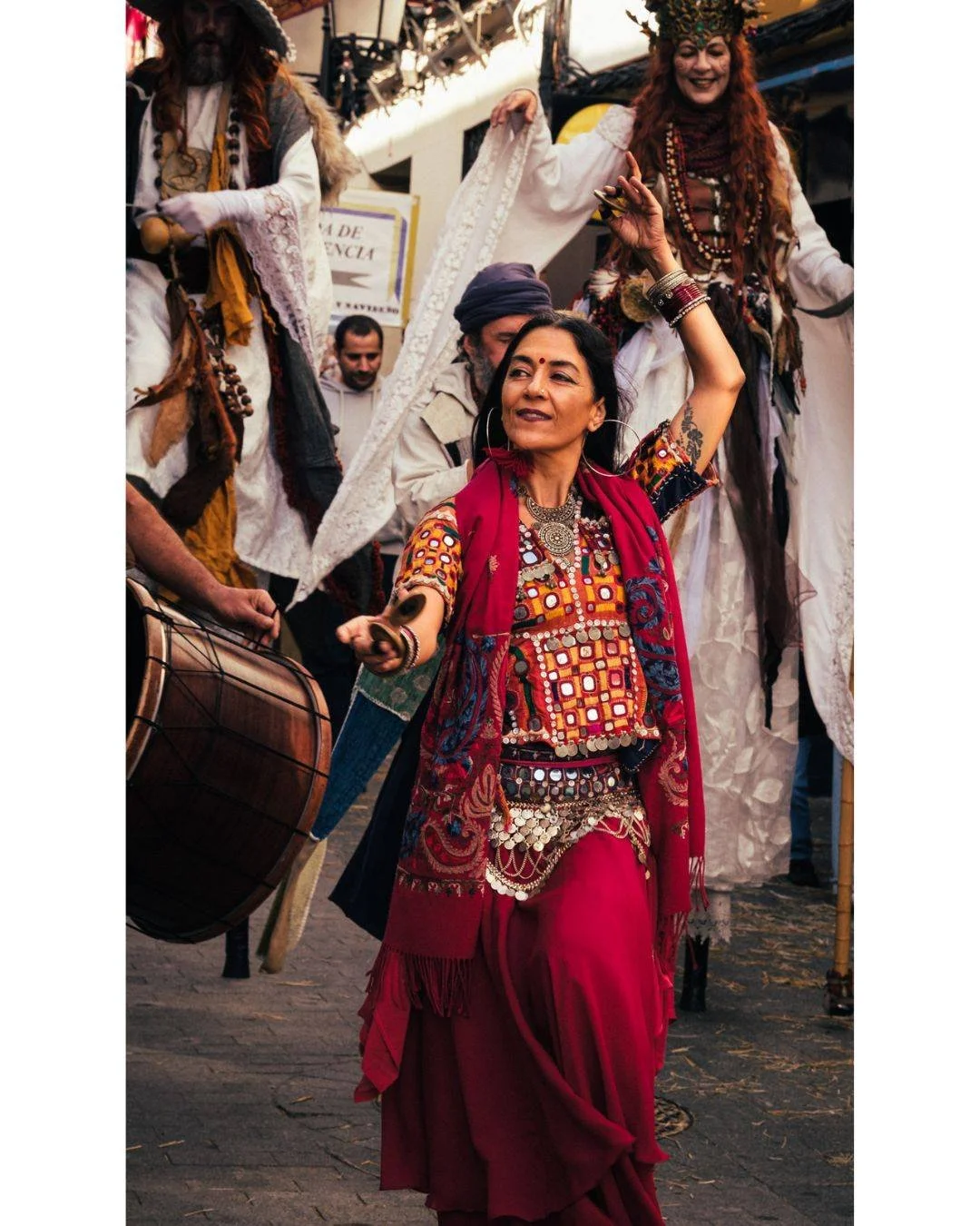 Caught in motion, spontaneous energy and laughter in the streets of Gines.

 Atrapado en movimiento, energ&iacute;a y risas espont&aacute;neas en las calles de Gines.