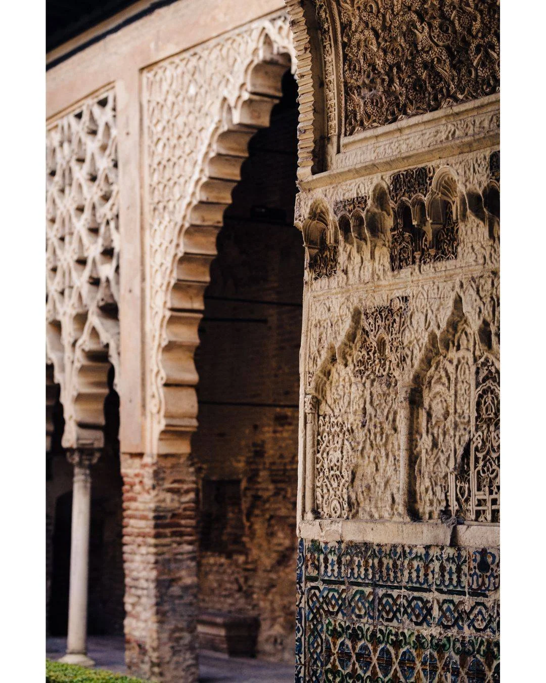 I could not decide between the warmth of the original stone or the way the black and white edit highlights the textures of these Mud&eacute;jar arches. There is so much history carved into every corner of the Real Alc&aacute;zar.

No pod&iacute;a dec
