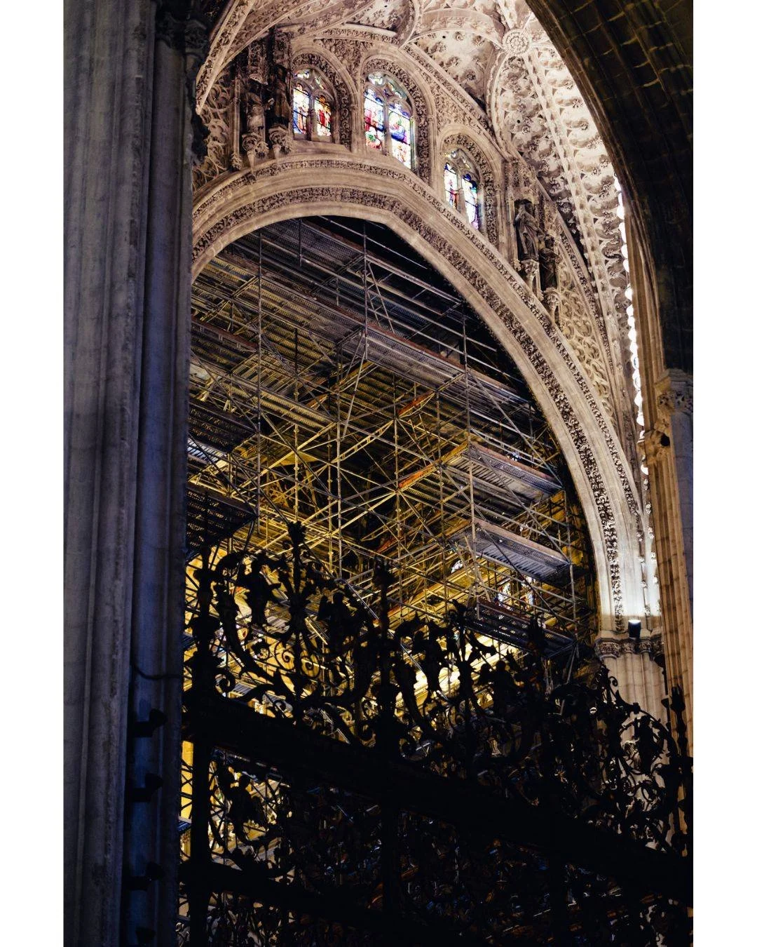 Beauty in the process. Looking up through the cathedral arches to see the golden glow of restoration work. Even these ancient stones need a hand to keep standing.

La belleza del proceso. Mirando hacia arriba a trav&eacute;s de los arcos de la catedr