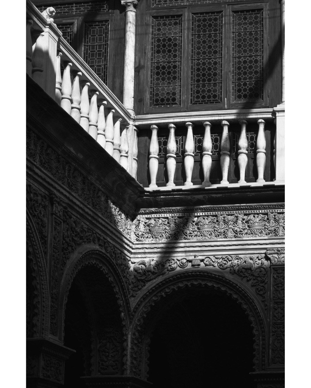 The precise moment sunlight carves through centuries-old stone, leaving everything else to the dark. There is a quiet brilliance in the contrast of the Casco Antiguo when you stop to look up.

El momento preciso en que la luz del sol cincela la piedr