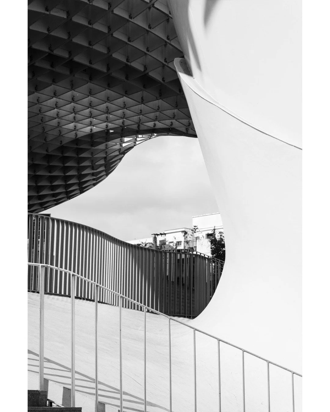 Abstract curves and clean geometry cutting through the sky. A minimalist perspective on the textures that define modern corners of the city.

Curvas abstractas y geometr&iacute;a limpia recort&aacute;ndose contra el cielo. Una perspectiva minimalista