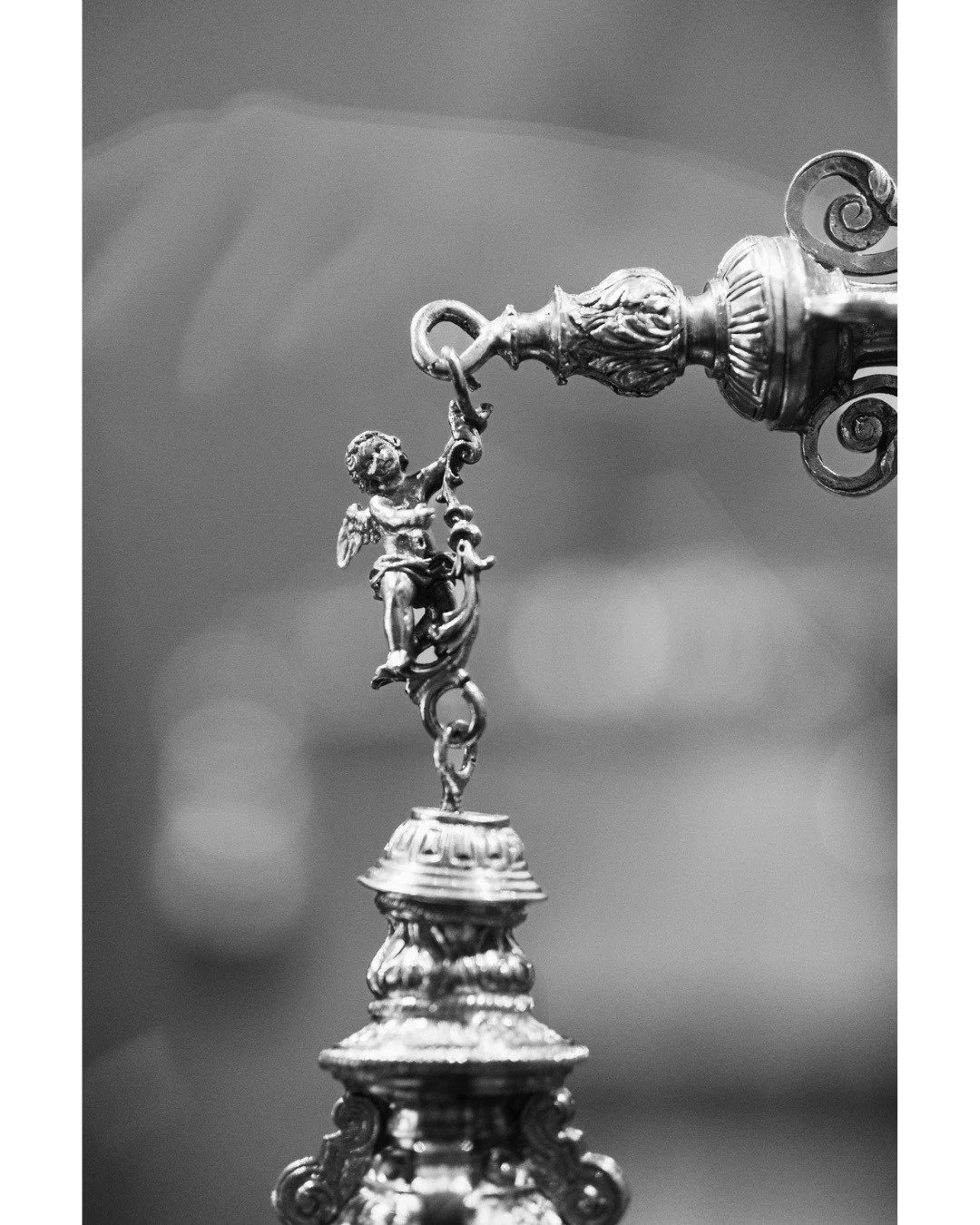 Focusing on the smaller, intricate details that carry so much weight in the city. The shallow depth of field isolates the craftsmanship against a beautifully soft background.

Poniendo el foco en esos peque&ntilde;os e intrincados detalles que tienen