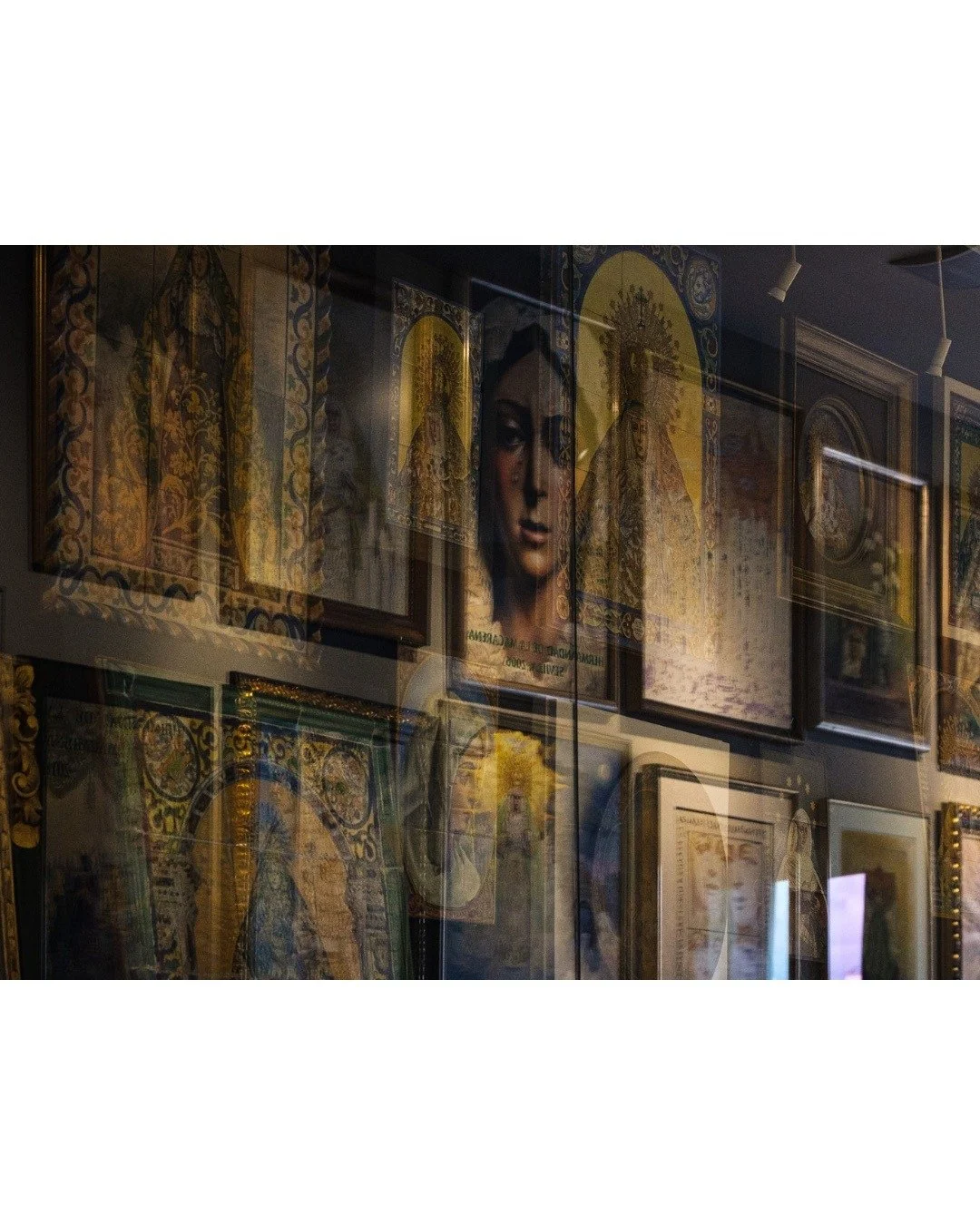 Layers of history and light. The quiet reflections stretching across these museum paintings create a beautiful, fleeting dialogue between the space and the art itself.

Capas de historia y luz. Los reflejos sutiles que se extienden sobre las pinturas