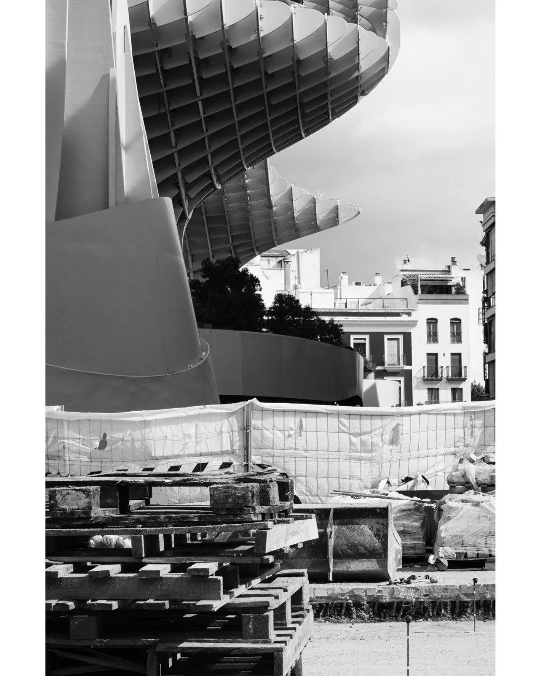 Capturing the changing face of the city. The massive geometric lines of Las Setas framing the ongoing construction of the Tranvib&uacute;s below, a constant shift between Seville's modern icons and its future infrastructure.

Capturando la transforma