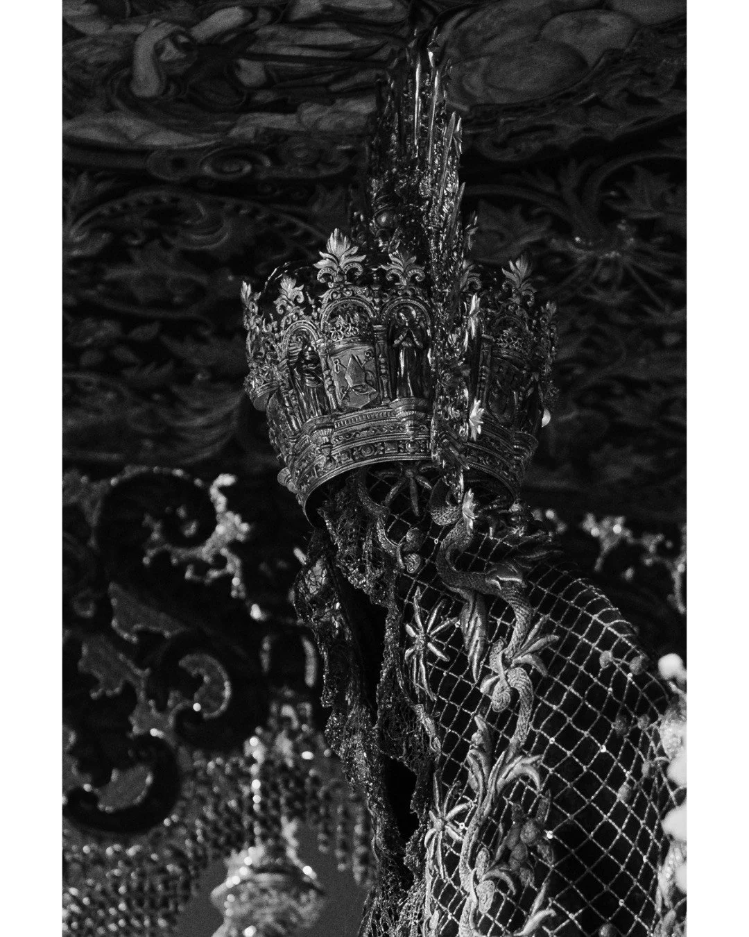 An intimate perspective on the immense craftsmanship behind the traditions. The intricate velvet, gold embroidery, and the crown of the Virgen de la Macarena carefully arranged on the paso, standing in quiet majesty before the figure is placed.

Una 