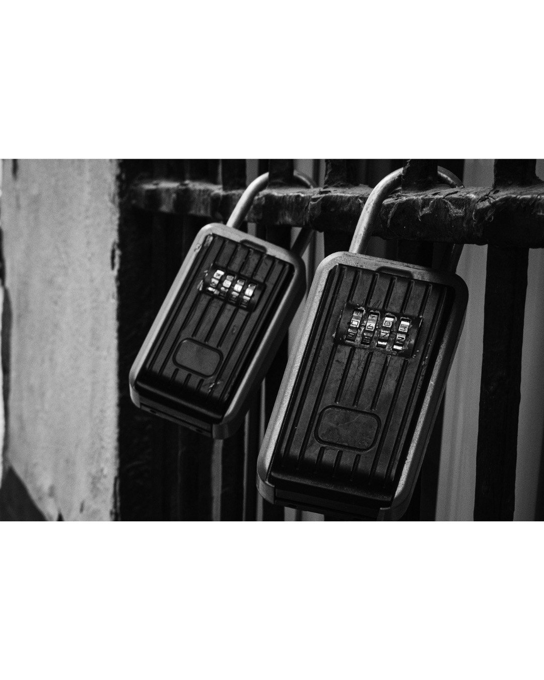 The modern, uniform textures slowly reshaping the old town. A close-up on the tourist lockboxes that have quietly become a fixture across the historic center's doorways.

Las nuevas texturas uniformes que van transformando el casco antiguo. Un plano 