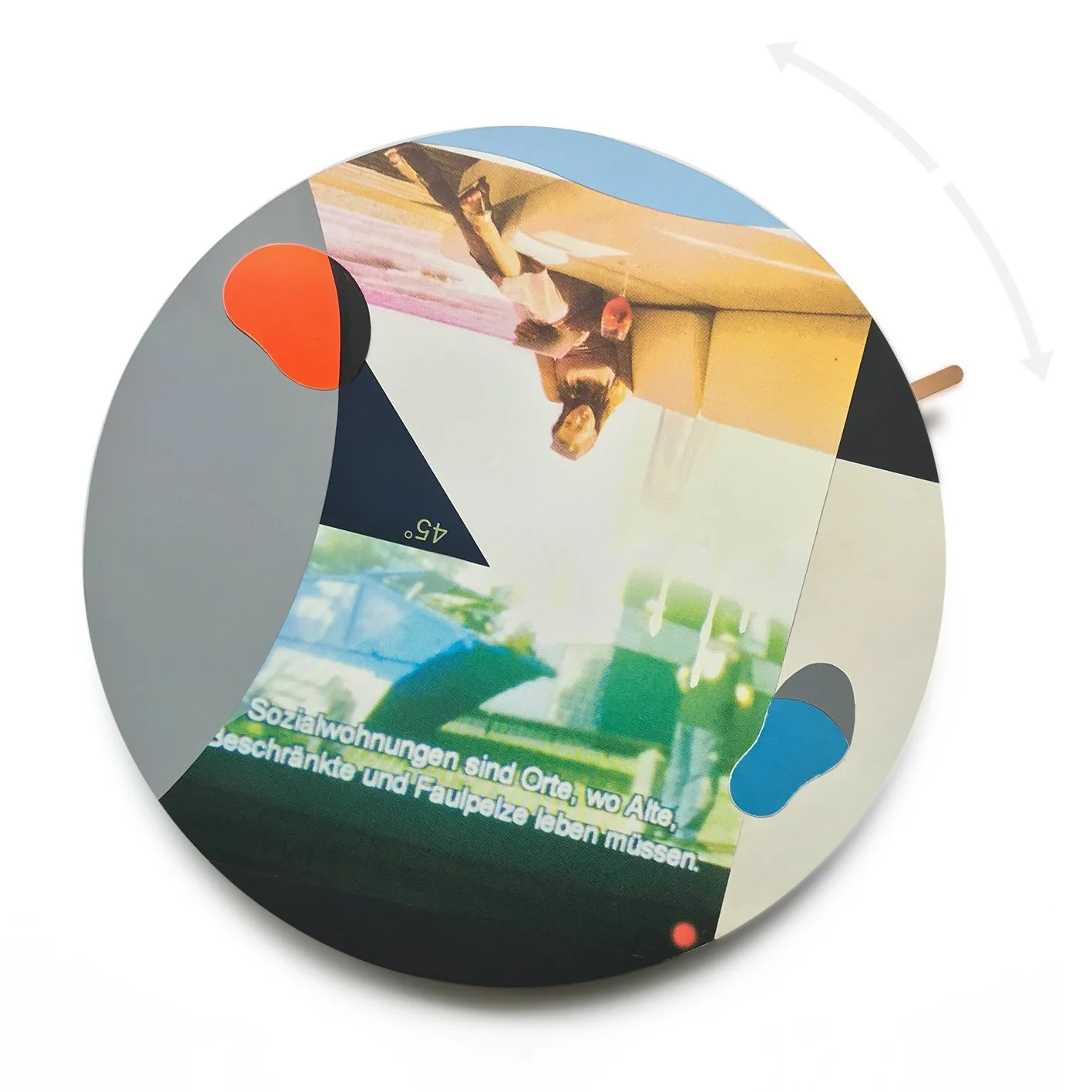 Tilman Knop, Drehbescheid. Blandet teknik, collage på træ og aluminium, roterende motiv, 41 x 44 x 5 cm, 2024