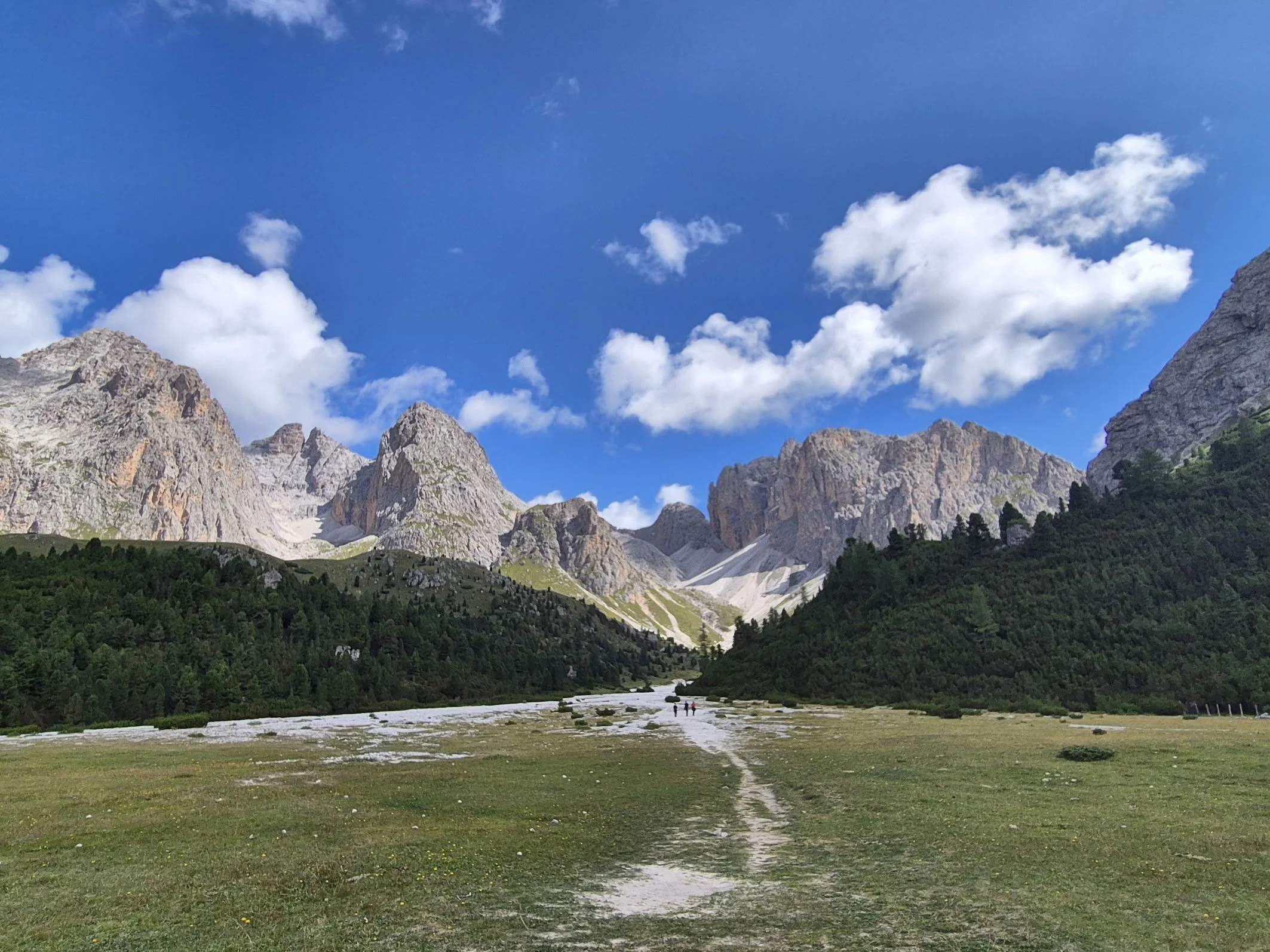 Odle - Ormai discesi verso il Rifugio Firenze.jpg
