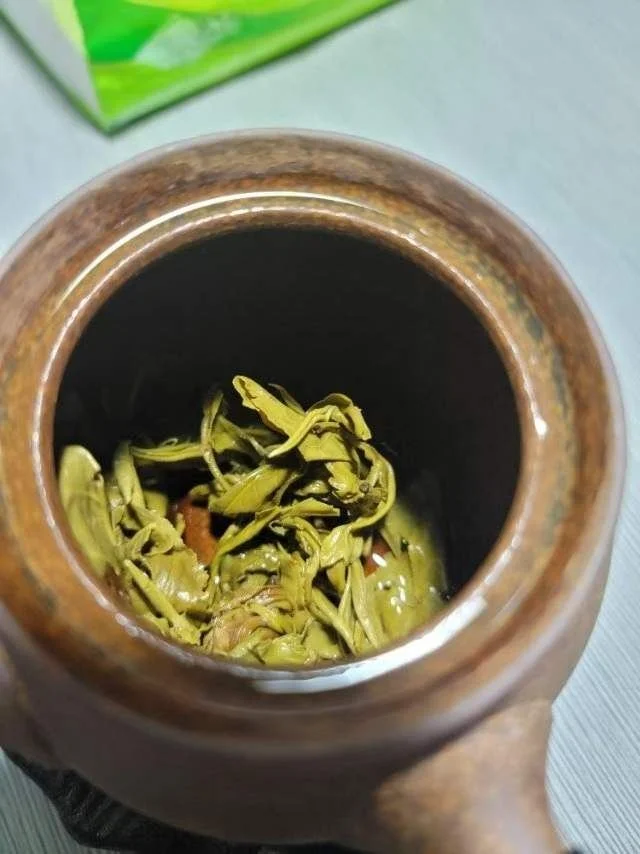 冲泡后舒展的茶叶 / Unfurled leaves after brewing