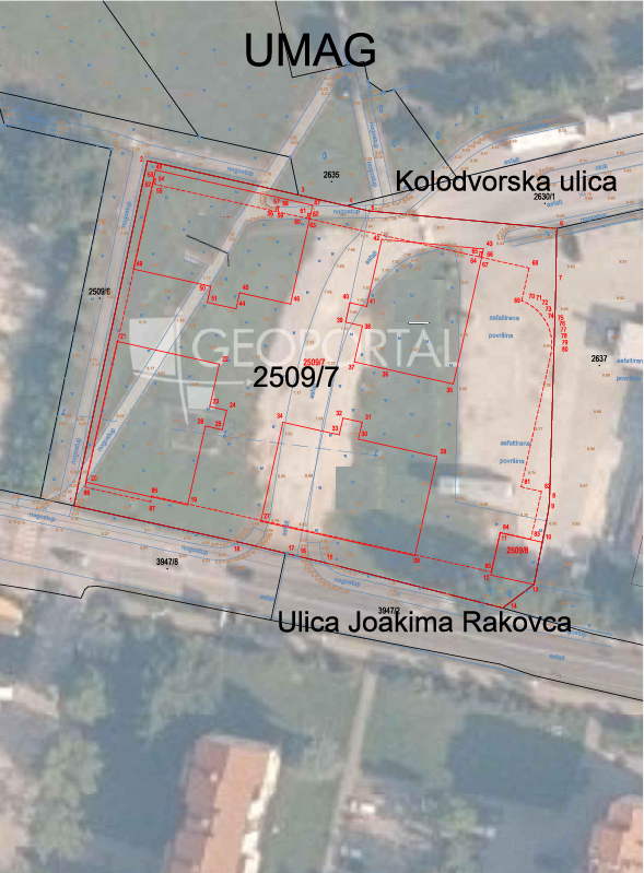 Podrobná mapa zobrazujúca hranice pozemkov, ulice a čísla parciel v mestskej oblasti s označeniami ako „UMAG“, „Koordinatska ulica“ a „Ulica Joakima Rakovica“ s červenými hranicami a číslami.