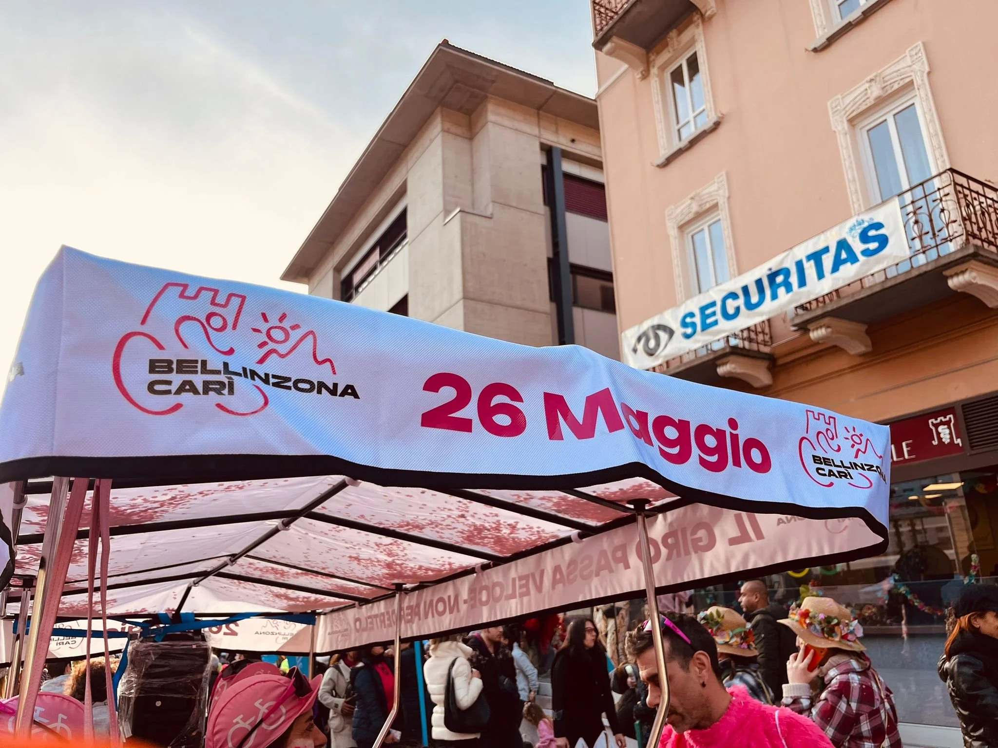 “Il giro passa veloce” con il risciò rosa durante il corteo dei bambini al Rabadan