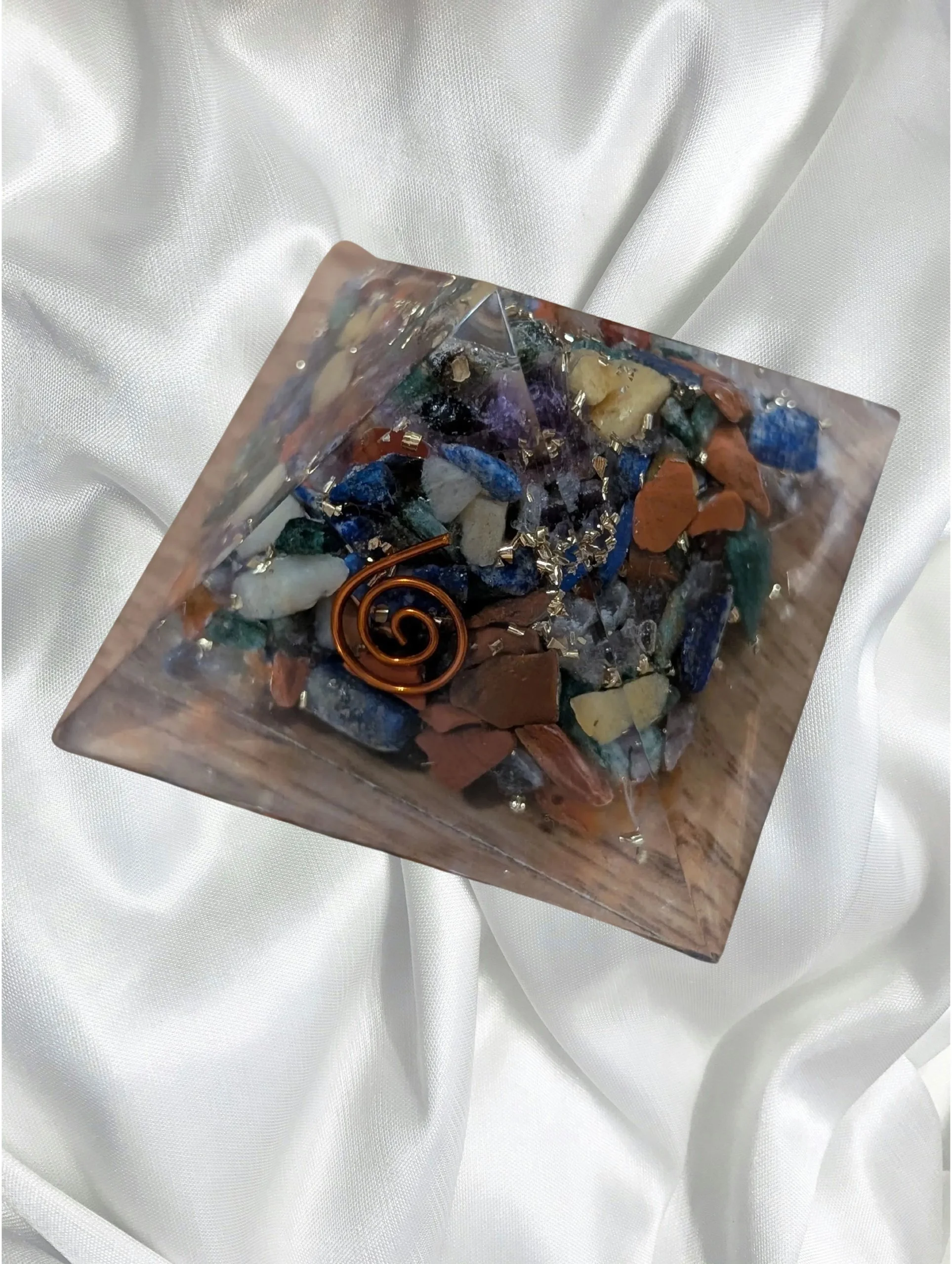 🌈 Orgonite Chakra Pyramid – Energy Balance • Protection • Flow