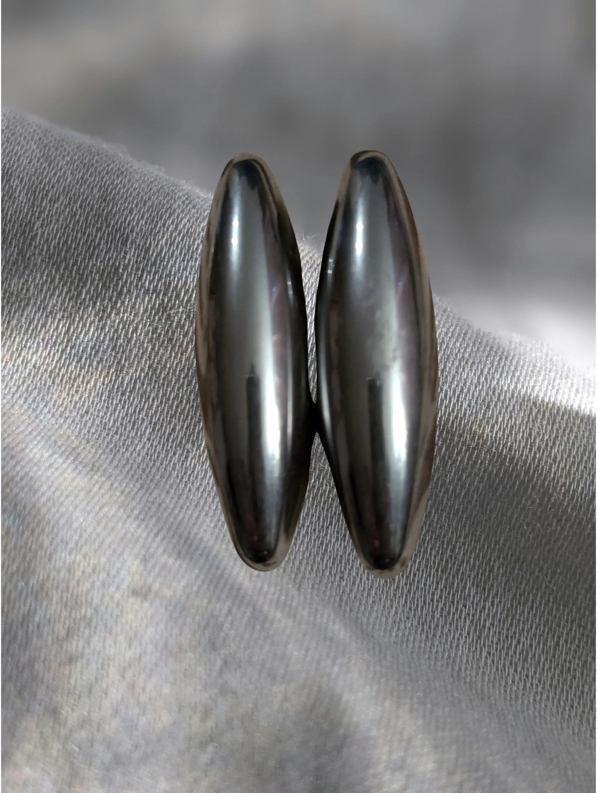 🧲✨ Magnetic Singing Hematite – The Stone of Resonance & Grounding ✨🧲