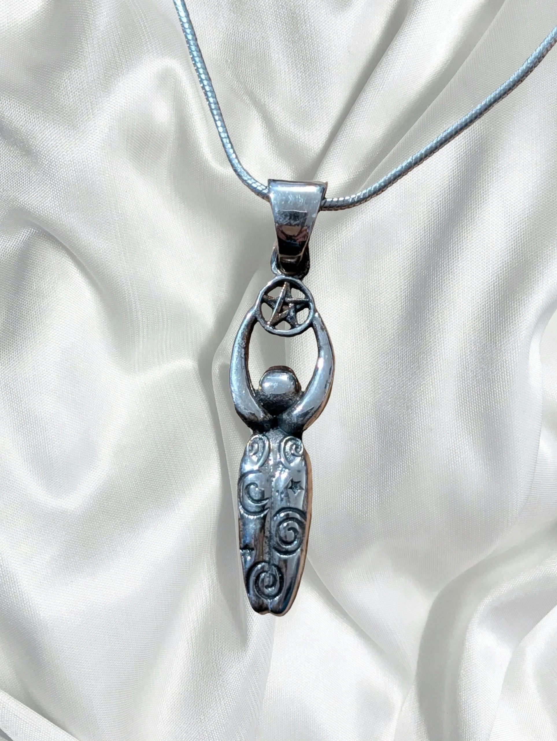 Sovereign Goddess Pentacle Amulet – Sterling Silver