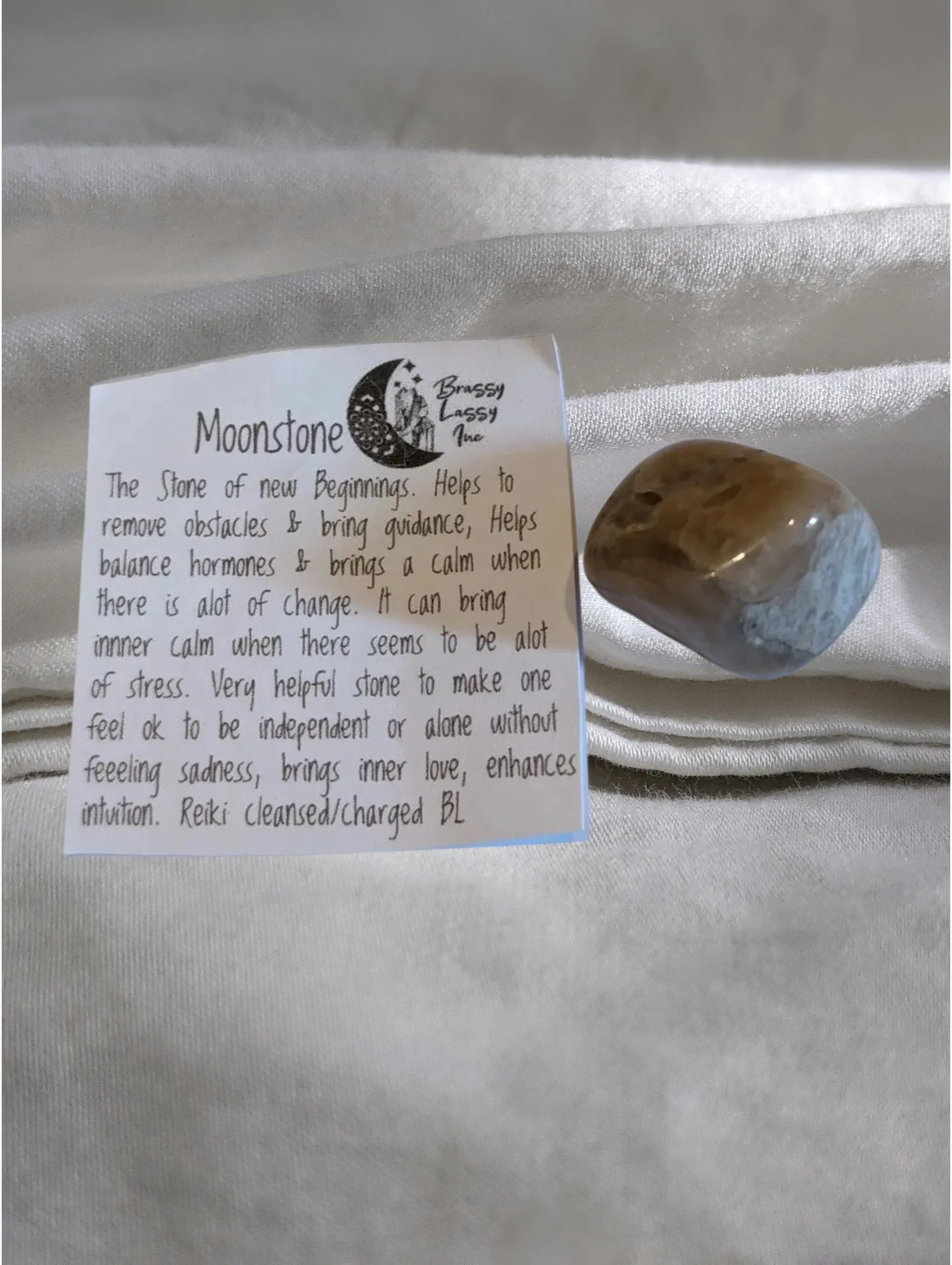 🤍 White Moonstone Crystal  ✨ Intuition • Emotional Balance • New Beginnings