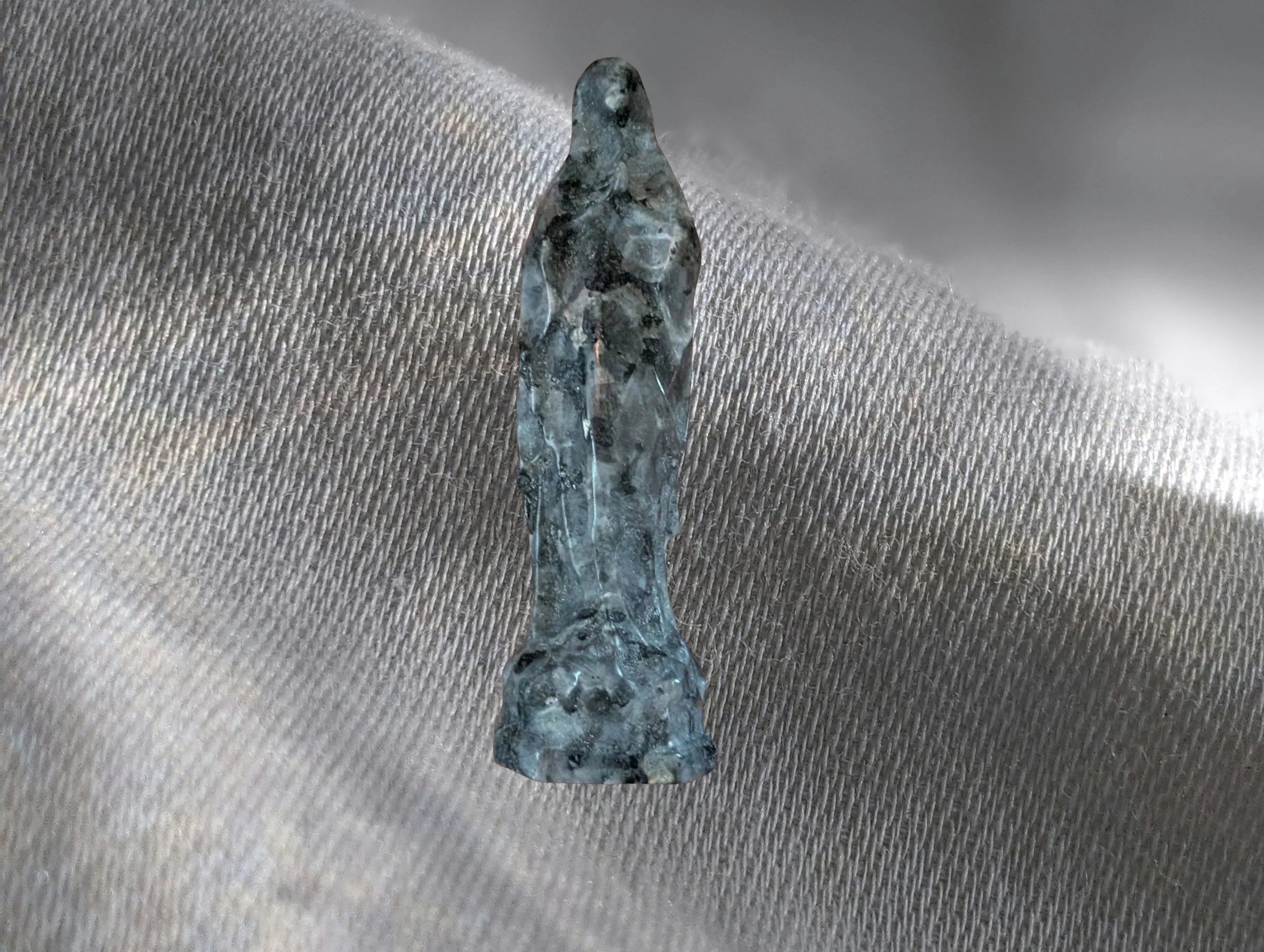 ✨ Larvikite Virgin Mary Statue — Carved Symbol of Guidance & Reflection ✨💙