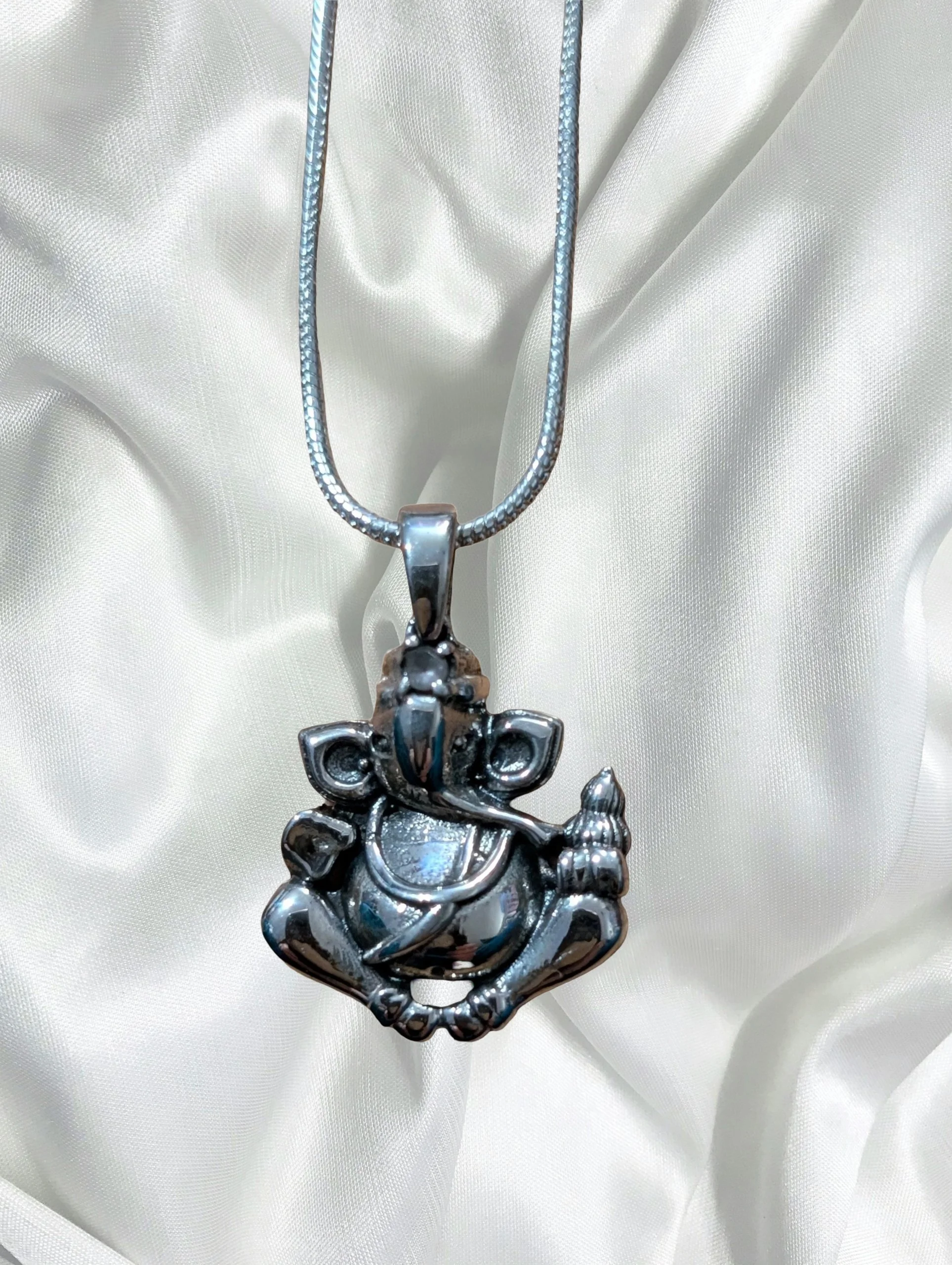 Sacred Ganesha Prosperity Amulet – Sterling Silver