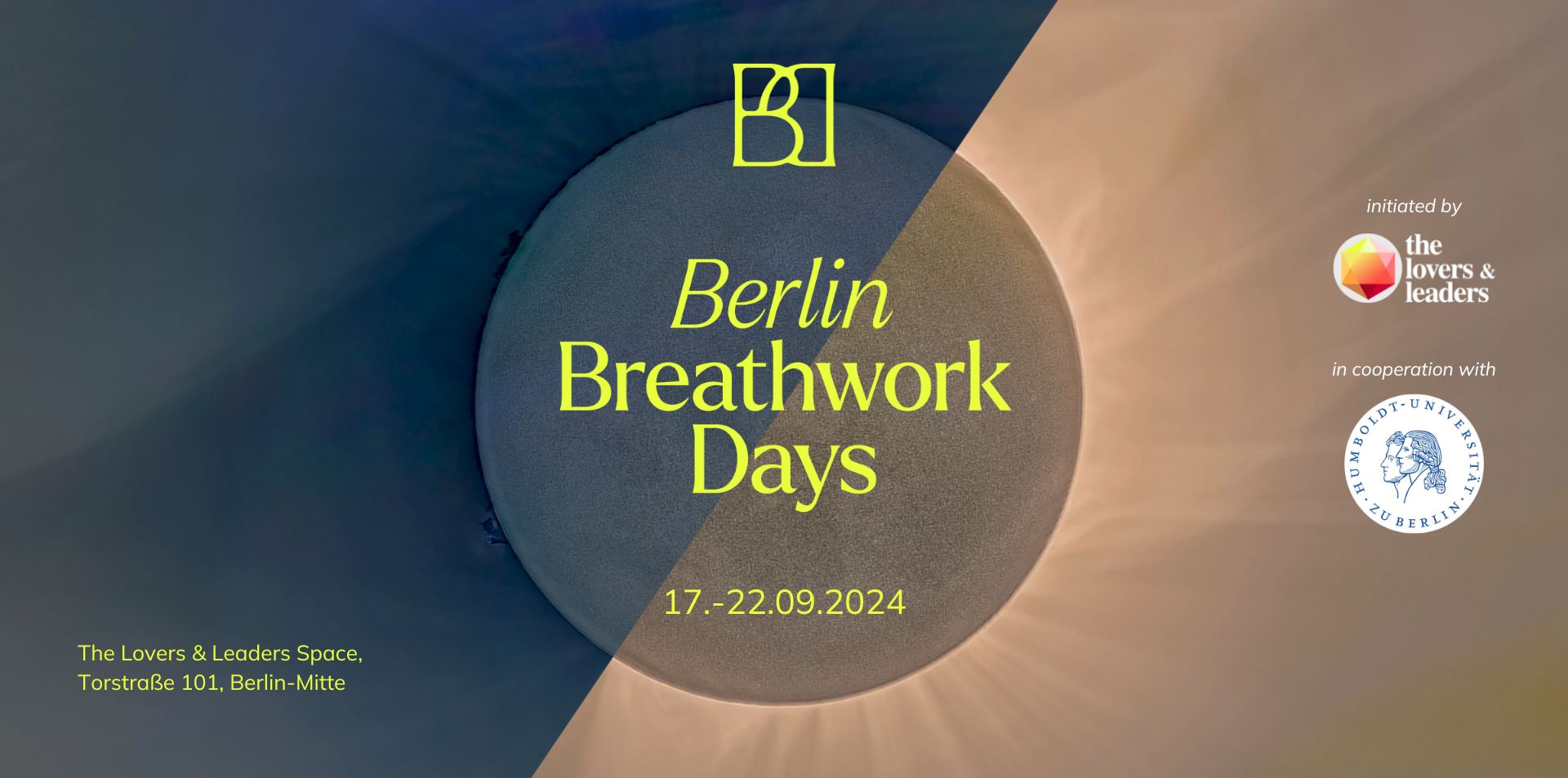Plakat der Berlin Breathwork Days, die vom 17. bis 22. September 2024 stattfinden, organisiert von „the lovers & leaders“ und in Kooperation mit der Humboldt-Universität zu Berlin. Veranstaltungsort ist The Lovers & Leaders Space, Torstraße 101, Berlin-Mitte. Das Design zeigt ein grafisches Muster in Blau und Beige.