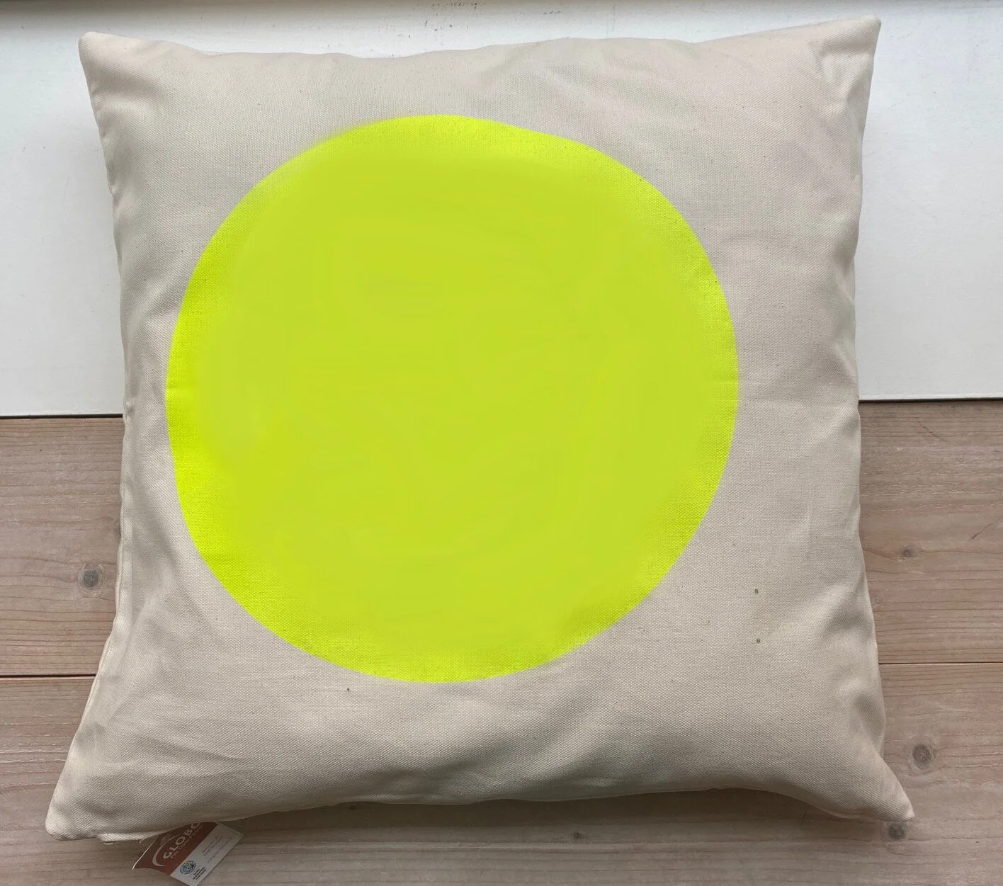BE NEON SUN by The Lovers, Kissenbezug Cremeweiss + Kissenfüllung Bio-Baumwolle, Handsiebdruck NEONGELB 60x60cm