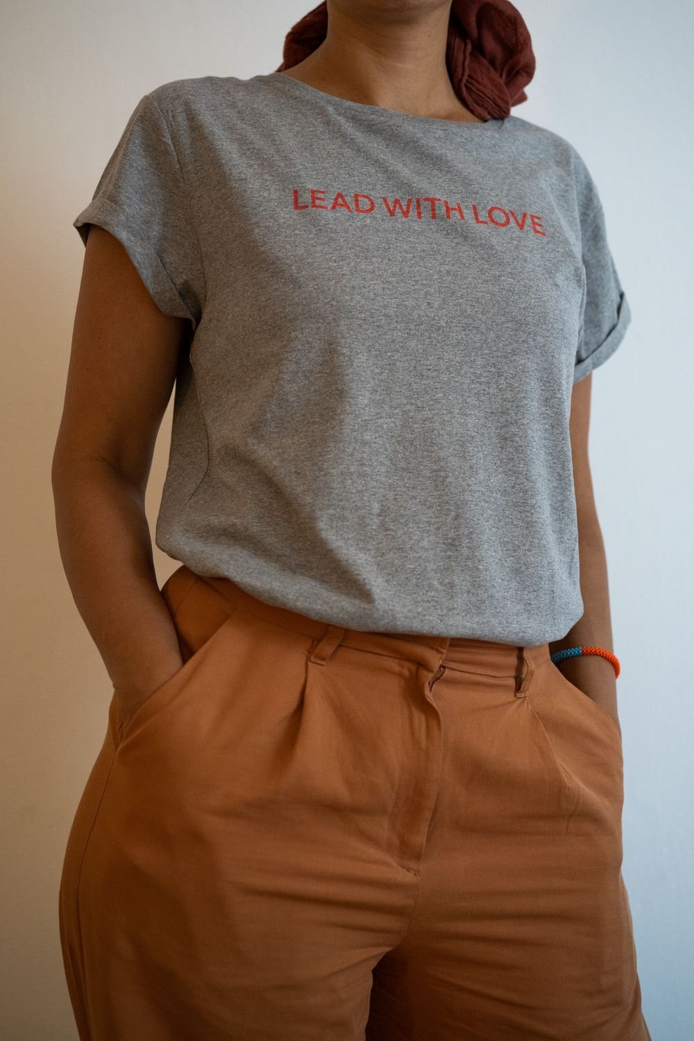 LEAD WITH LOVE by The Lovers & Leaders, T-shirt - grau / Druck neonrot